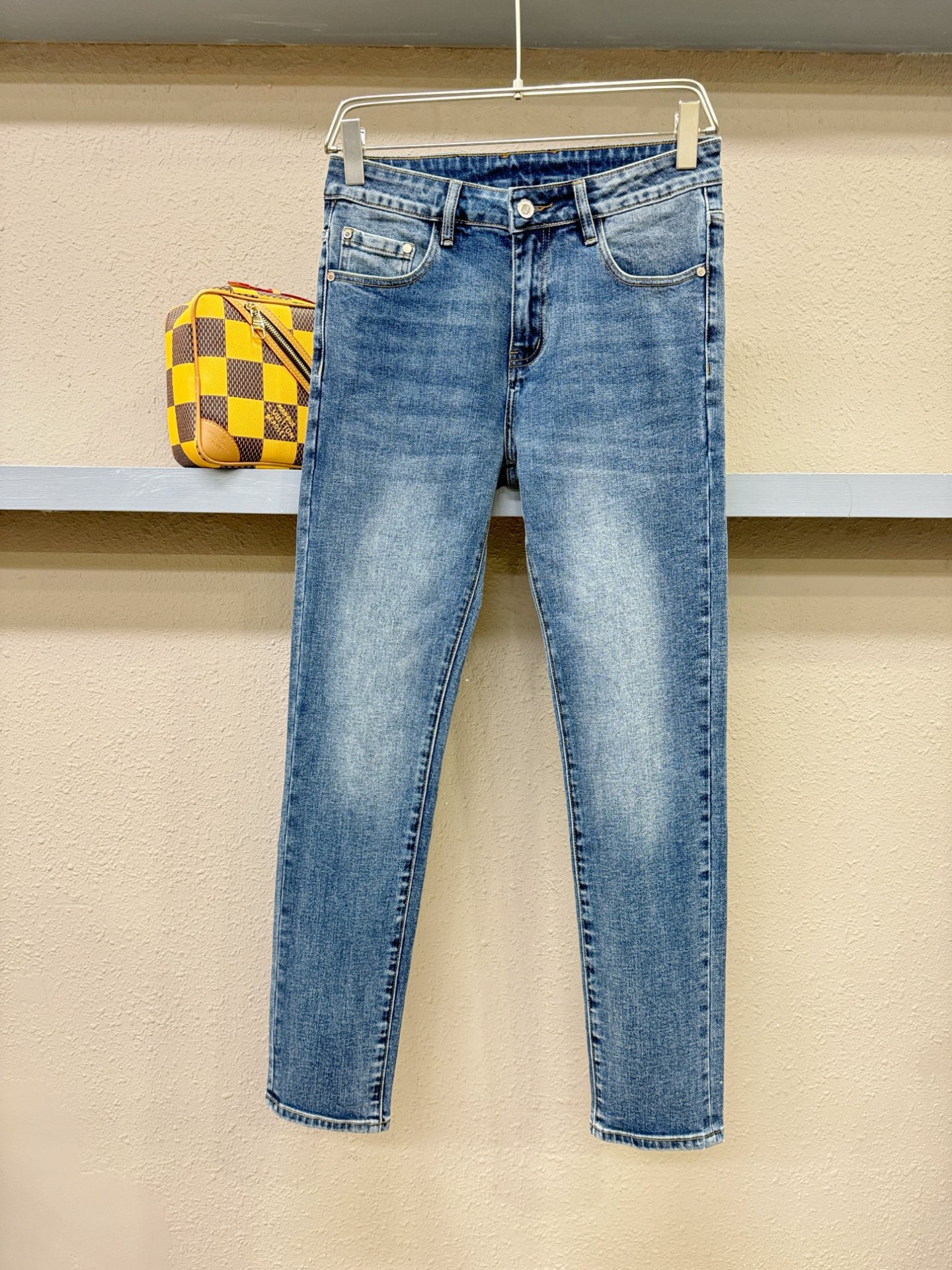 Dior迪奥 2025专柜新品，原版牛仔裤 原版重工打造，品牌经典LOGO设计，三标齐全！原版五金辅料。