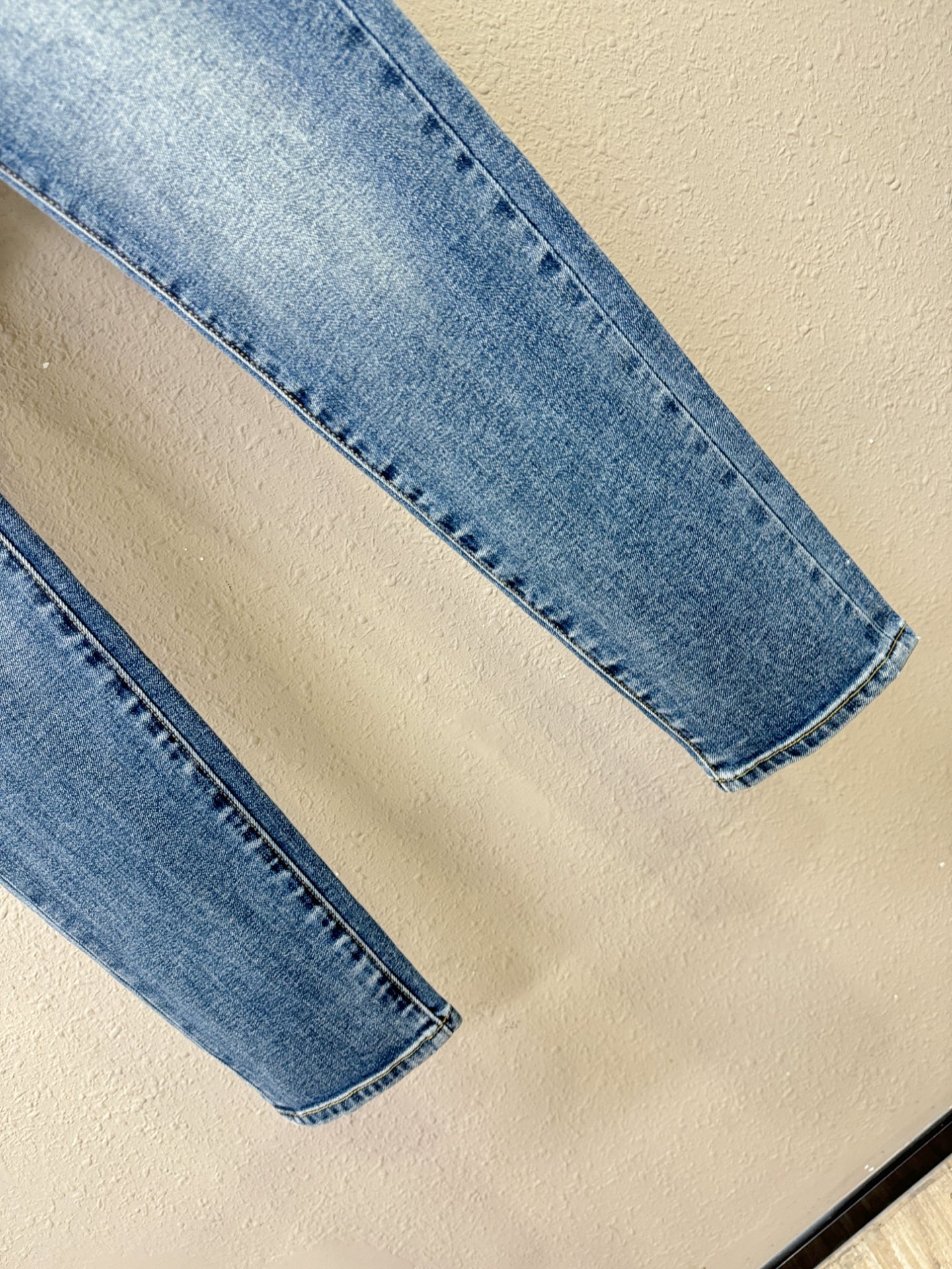 Dior迪奥 2025专柜新品，原版牛仔裤 原版重工打造，品牌经典LOGO设计，三标齐全！原版五金辅料。