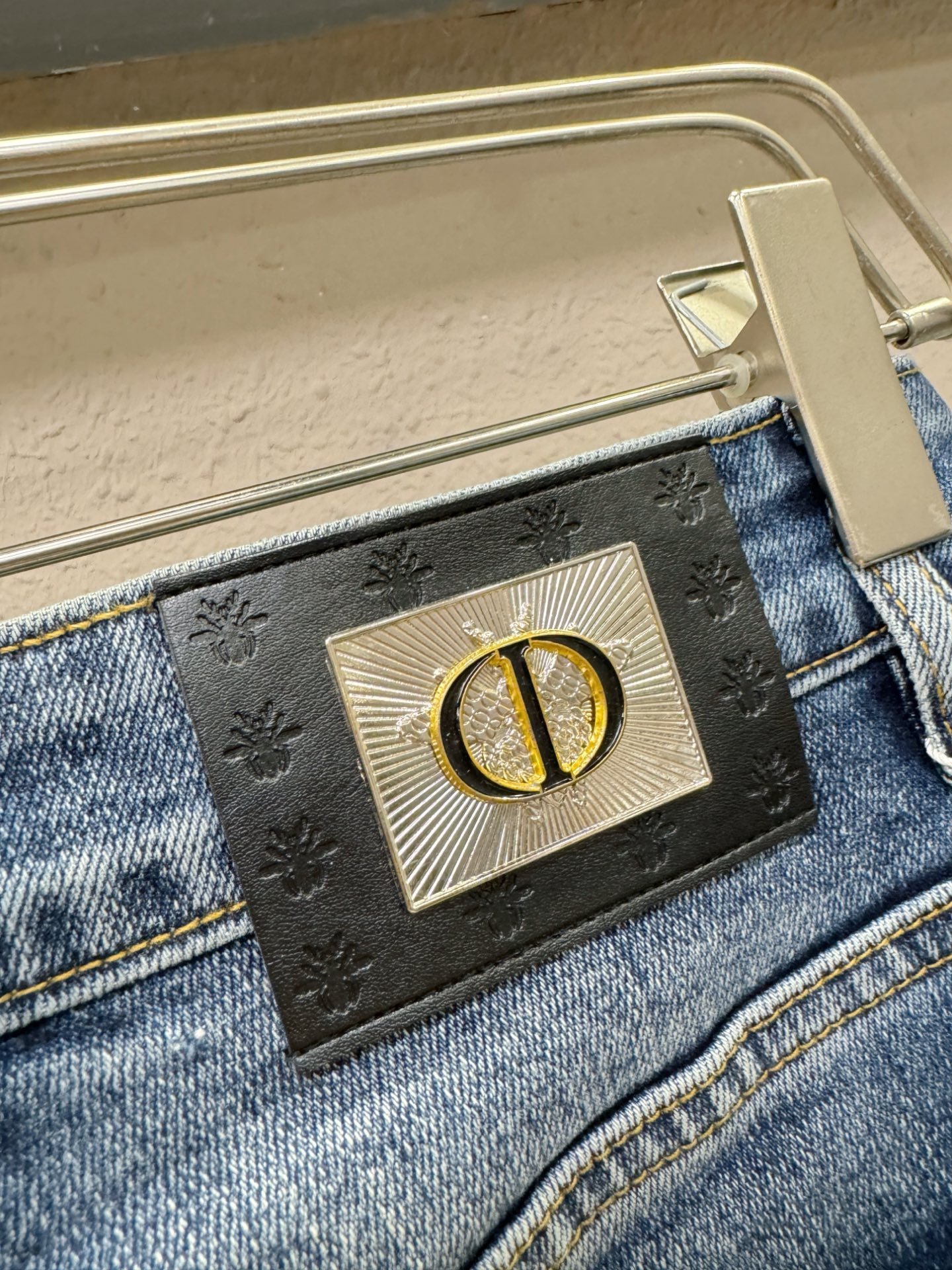 Dior迪奥 2025专柜新品，原版牛仔裤 原版重工打造，品牌经典LOGO设计，三标齐全！原版五金辅料。