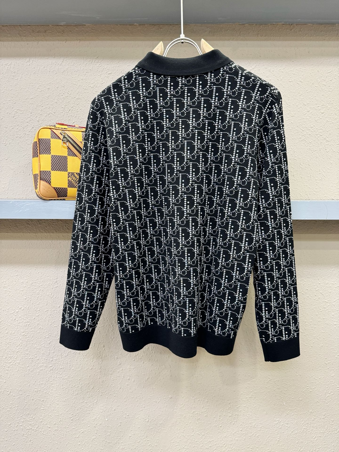 Dior迪奥2025秋冬新款毛衣，桑蚕丝+绵羊毛，顶级桑蚕丝绵羊毛面料，手感柔软。 logo图案设计，贸