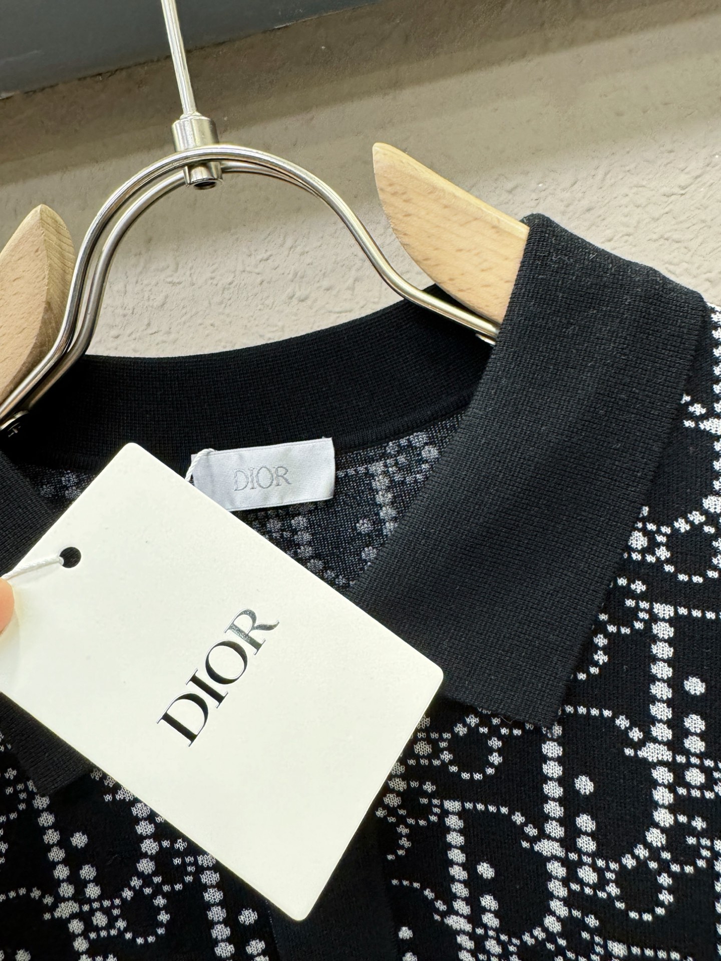 Dior迪奥2025秋冬新款毛衣，桑蚕丝+绵羊毛，顶级桑蚕丝绵羊毛面料，手感柔软。 logo图案设计，贸