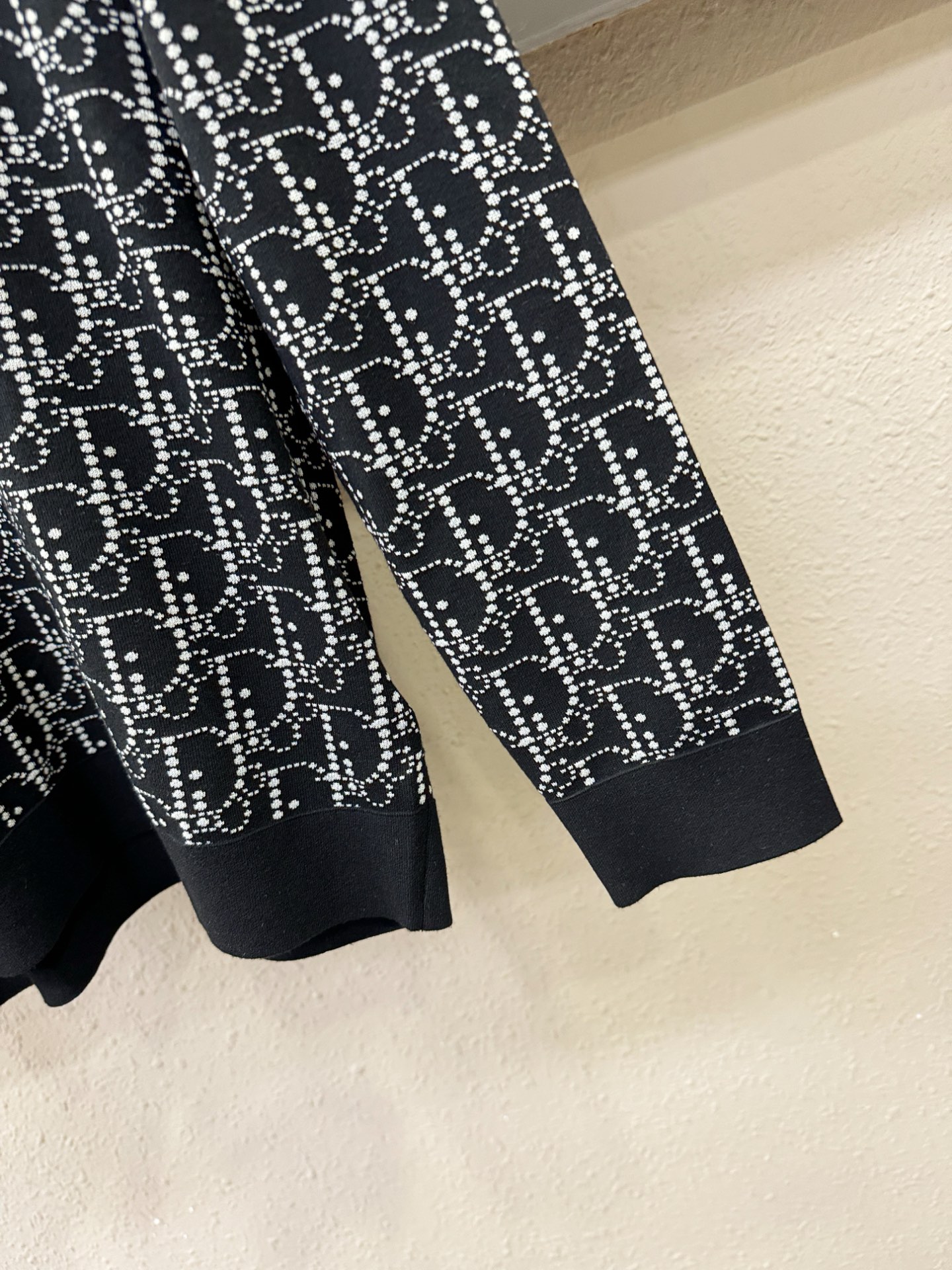 Dior迪奥2025秋冬新款毛衣，桑蚕丝+绵羊毛，顶级桑蚕丝绵羊毛面料，手感柔软。 logo图案设计，贸