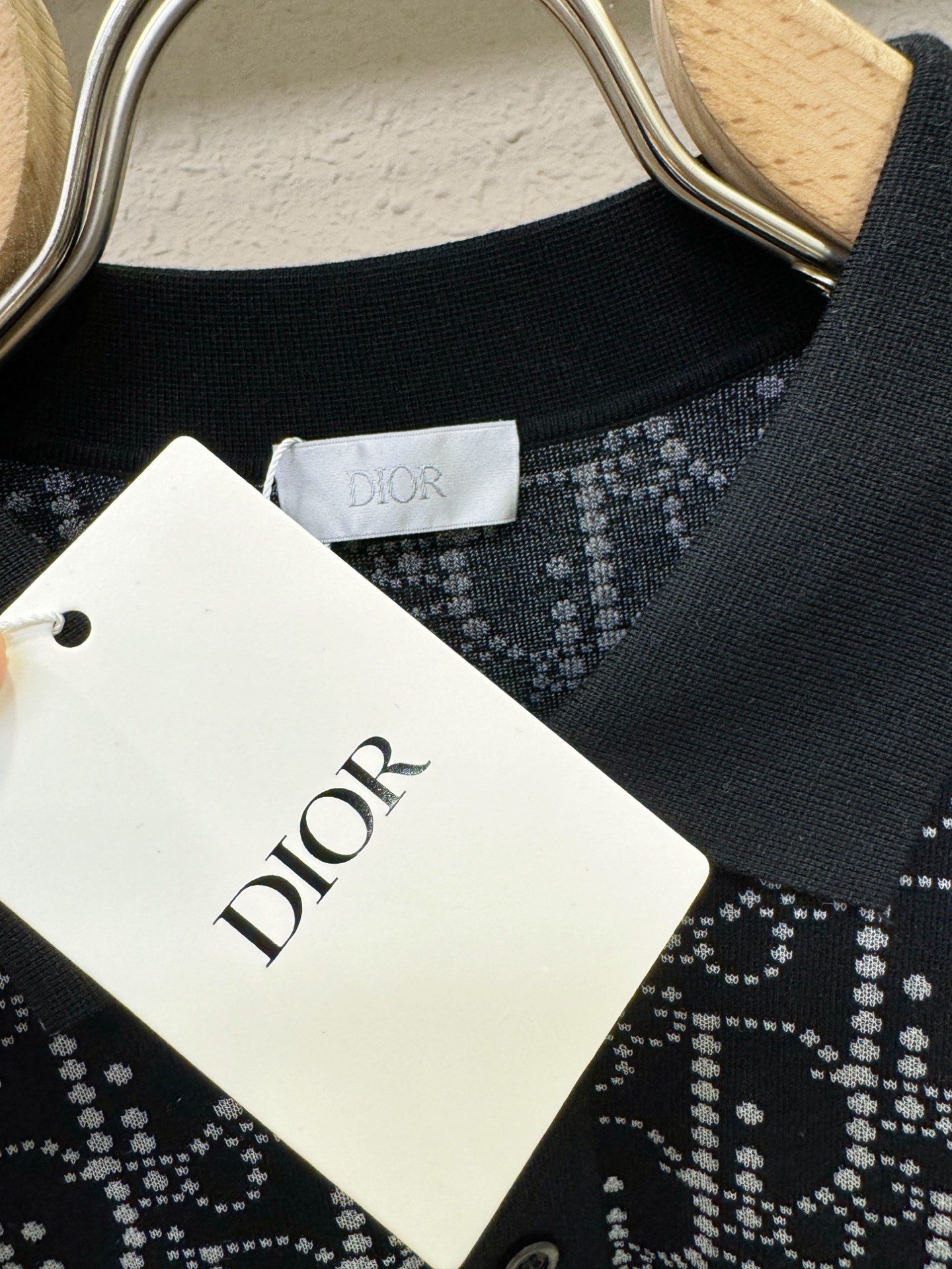 Dior迪奥2025秋冬新款毛衣，桑蚕丝+绵羊毛，顶级桑蚕丝绵羊毛面料，手感柔软。 logo图案设计，贸