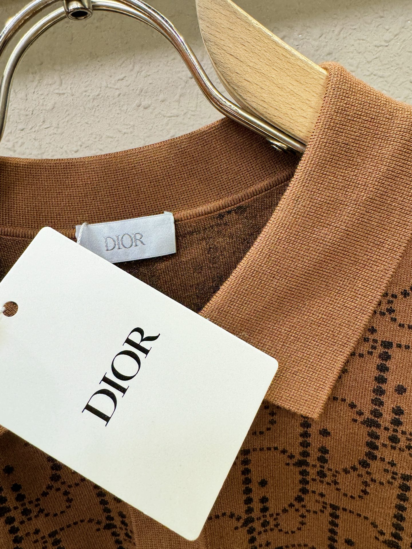 Dior迪奥2025秋冬新款毛衣，桑蚕丝+绵羊毛，顶级桑蚕丝绵羊毛面料，手感柔软。 logo图案设计，贸