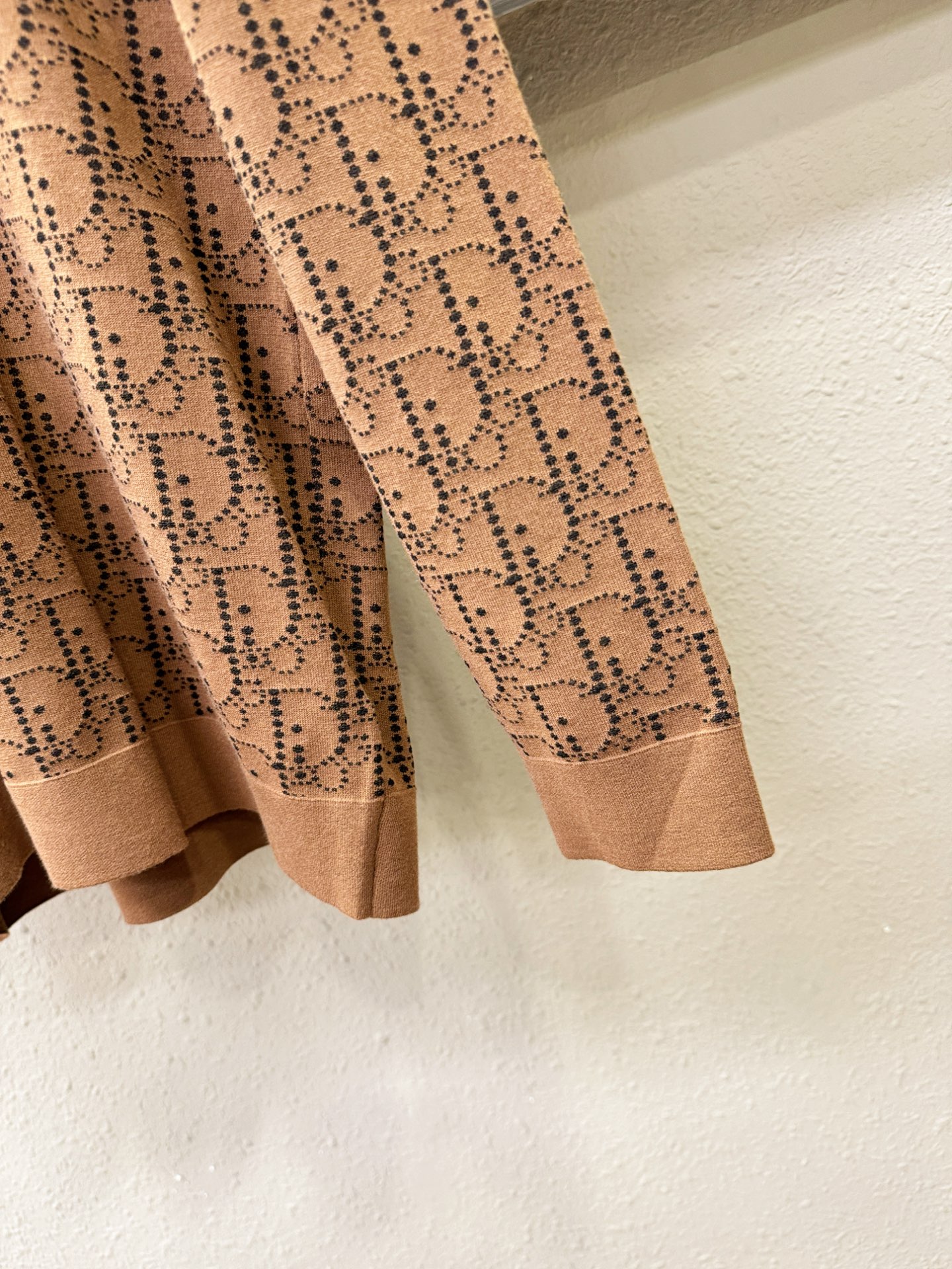 Dior迪奥2025秋冬新款毛衣，桑蚕丝+绵羊毛，顶级桑蚕丝绵羊毛面料，手感柔软。 logo图案设计，贸