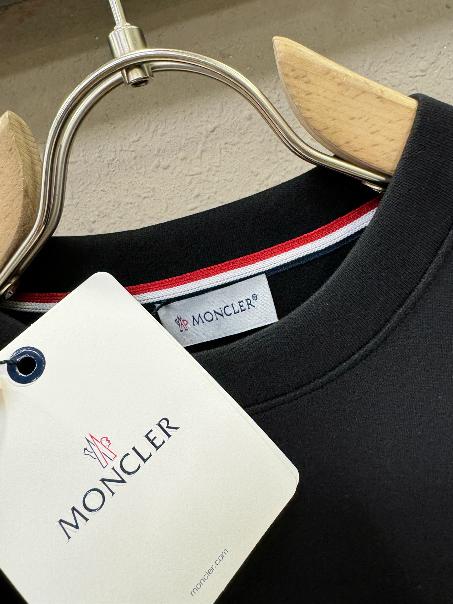 Moncler蒙口 秋季新品 长袖卫衣，经典Logo设计，百搭款 官网同步发售 定制面料，柔软细腻，亲肤