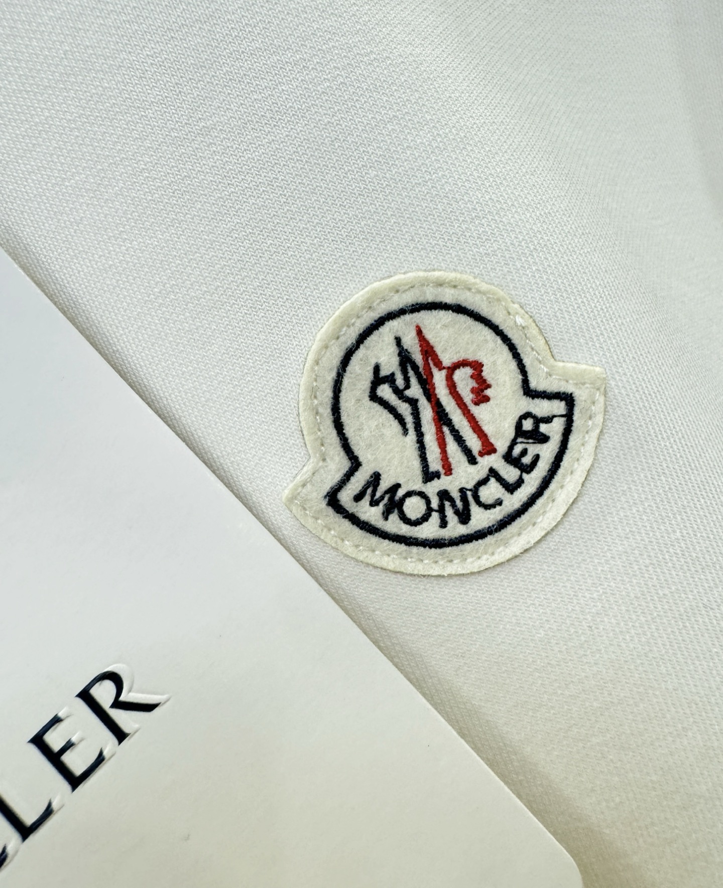 Moncler蒙口 秋季新品 长袖卫衣，经典Logo设计，百搭款 官网同步发售 定制面料，柔软细腻，亲肤