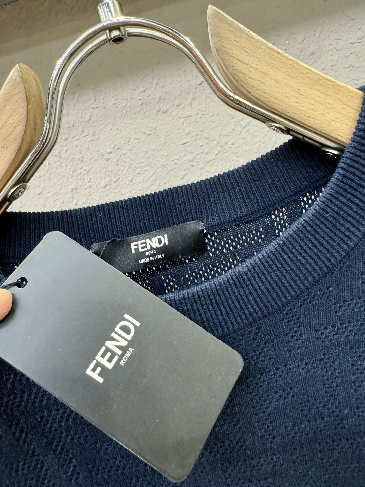 FENDI芬迪 顶级品质 2025秋冬新品短袖羊毛衫！打底短袖羊毛衫，桑蚕丝+绵羊毛面料，手感柔软。顶级