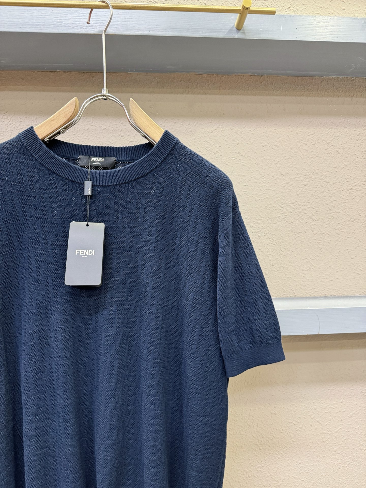 FENDI芬迪 顶级品质 2025秋冬新品短袖羊毛衫！打底短袖羊毛衫，桑蚕丝+绵羊毛面料，手感柔软。顶级