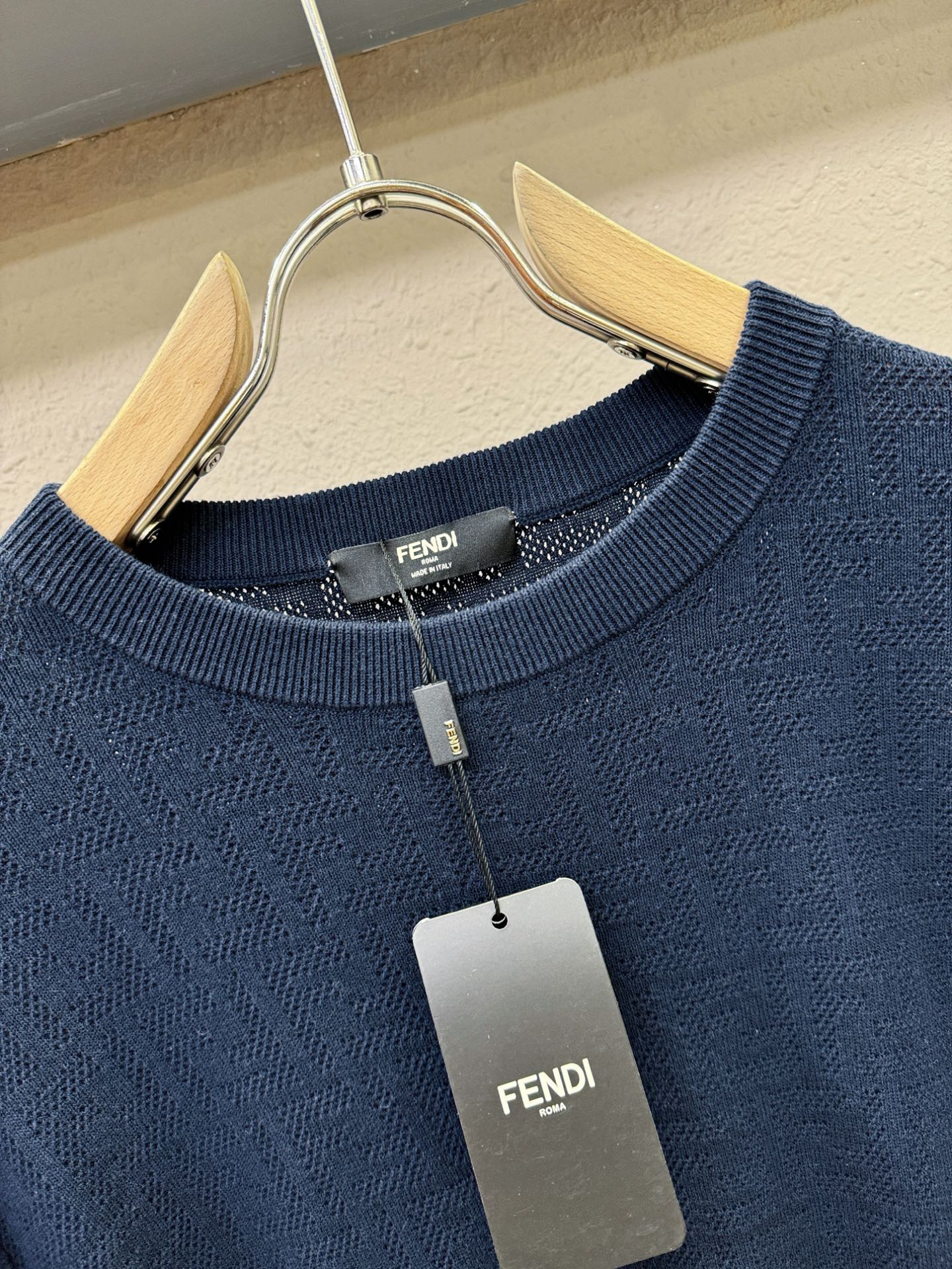 FENDI芬迪 顶级品质 2025秋冬新品短袖羊毛衫！打底短袖羊毛衫，桑蚕丝+绵羊毛面料，手感柔软。顶级