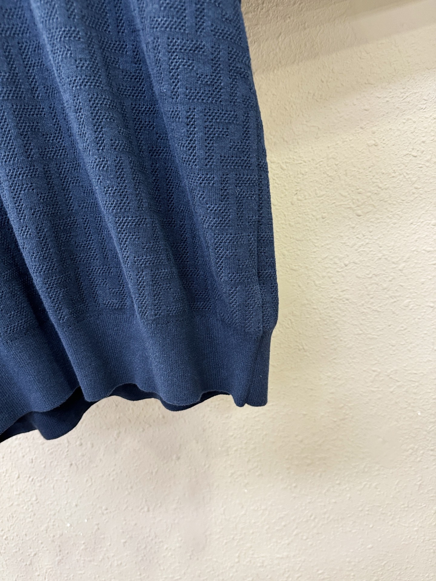 FENDI芬迪 顶级品质 2025秋冬新品短袖羊毛衫！打底短袖羊毛衫，桑蚕丝+绵羊毛面料，手感柔软。顶级