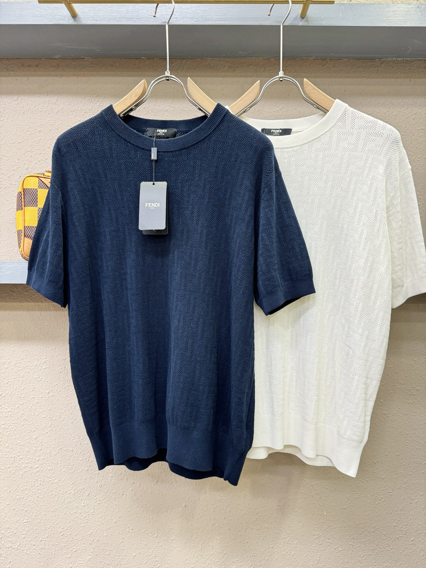 FENDI芬迪 顶级品质 2025秋冬新品短袖羊毛衫！打底短袖羊毛衫，桑蚕丝+绵羊毛面料，手感柔软。顶级