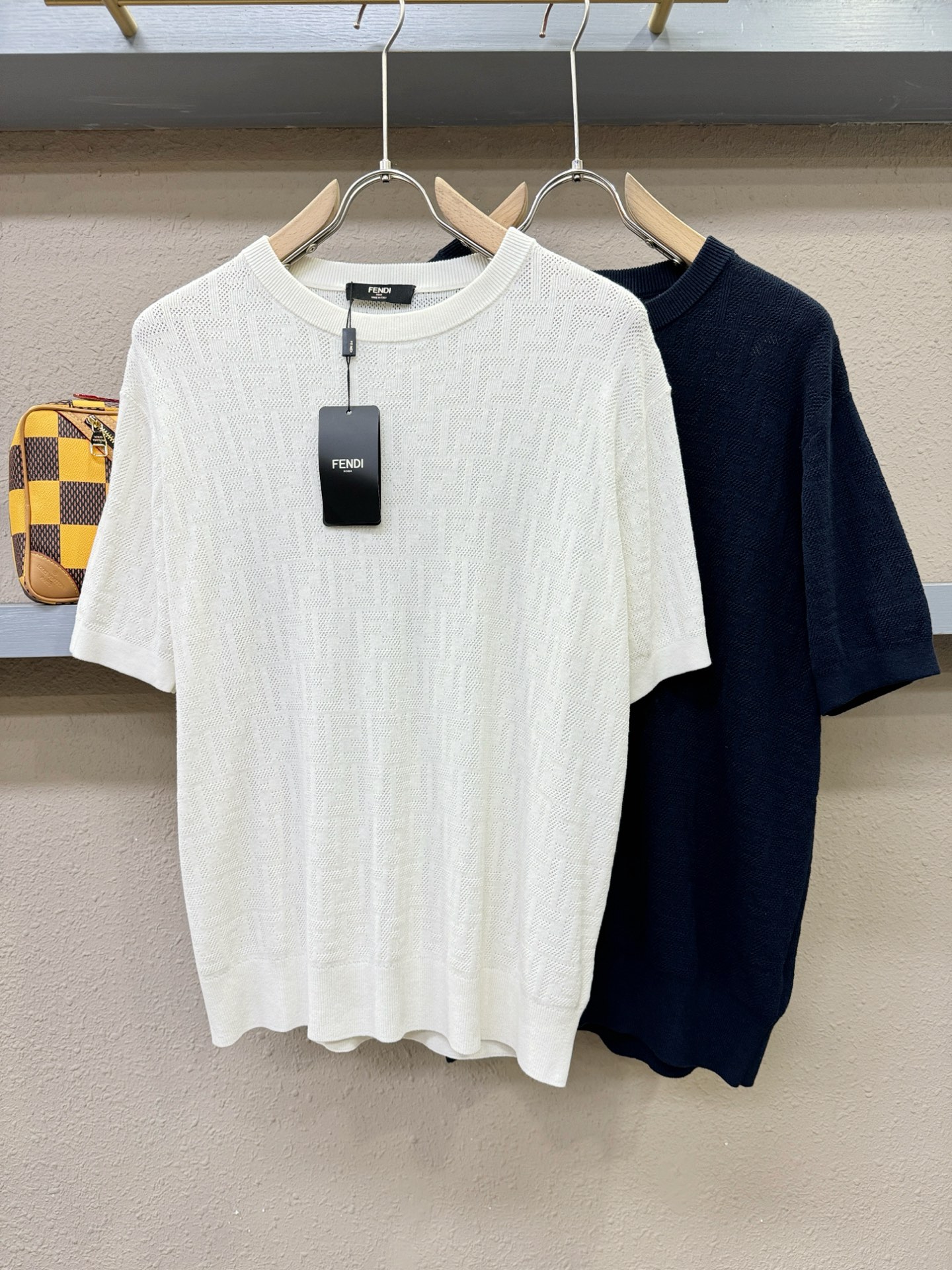 FENDI芬迪 顶级品质 2025秋冬新品短袖羊毛衫！打底短袖羊毛衫，桑蚕丝+绵羊毛面料，手感柔软。顶级