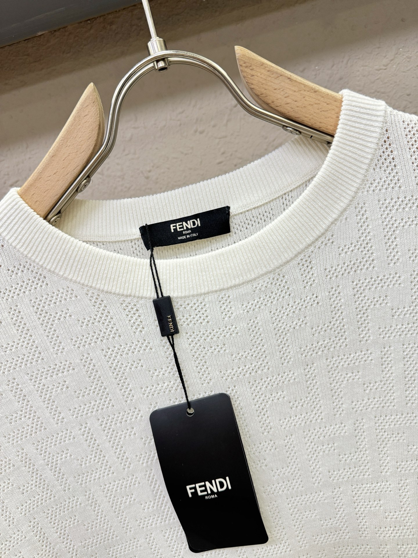 FENDI芬迪 顶级品质 2025秋冬新品短袖羊毛衫！打底短袖羊毛衫，桑蚕丝+绵羊毛面料，手感柔软。顶级