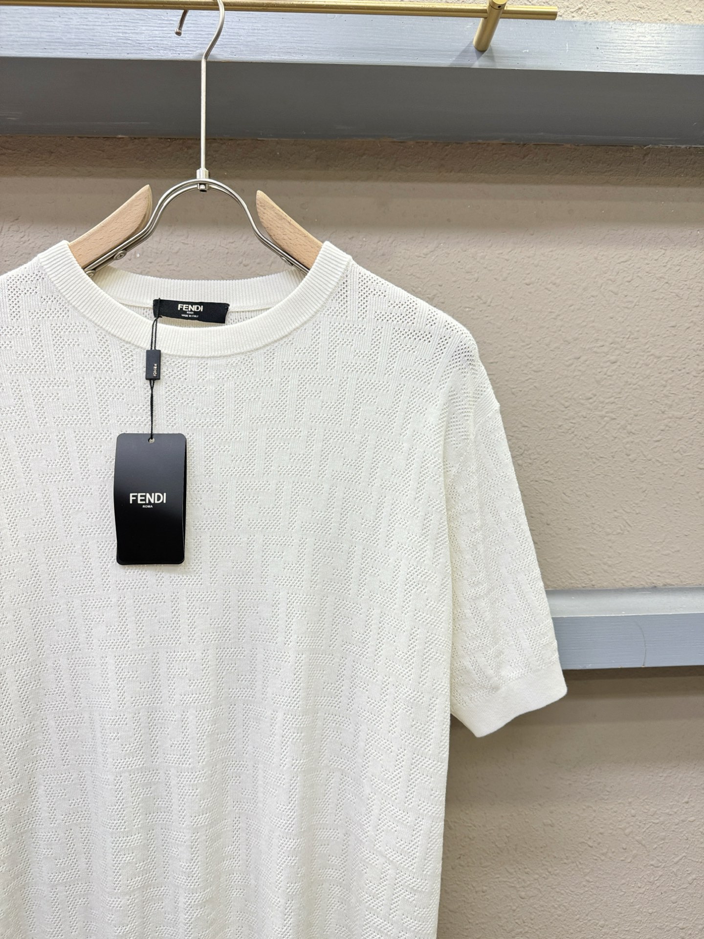 FENDI芬迪 顶级品质 2025秋冬新品短袖羊毛衫！打底短袖羊毛衫，桑蚕丝+绵羊毛面料，手感柔软。顶级