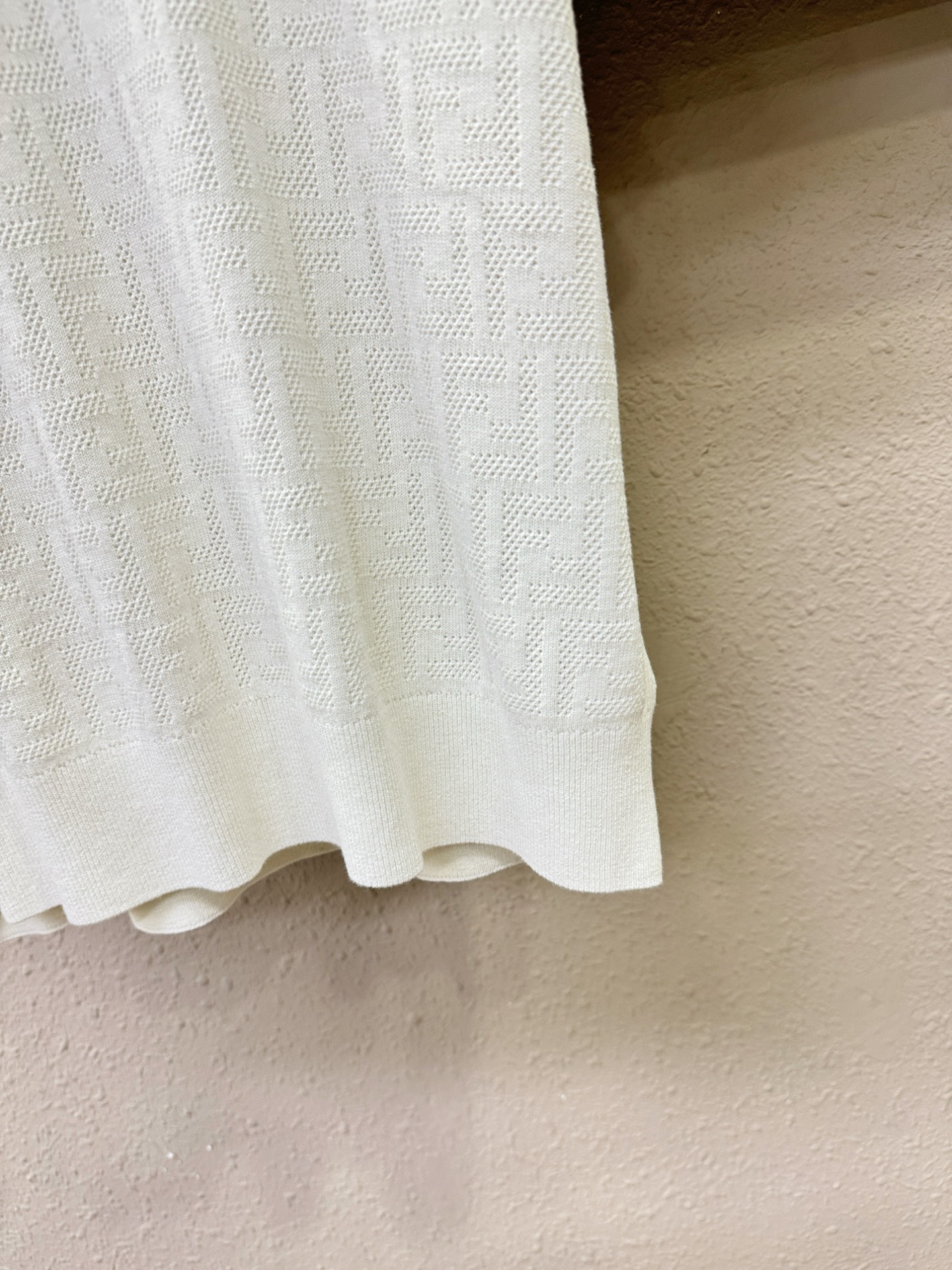 FENDI芬迪 顶级品质 2025秋冬新品短袖羊毛衫！打底短袖羊毛衫，桑蚕丝+绵羊毛面料，手感柔软。顶级