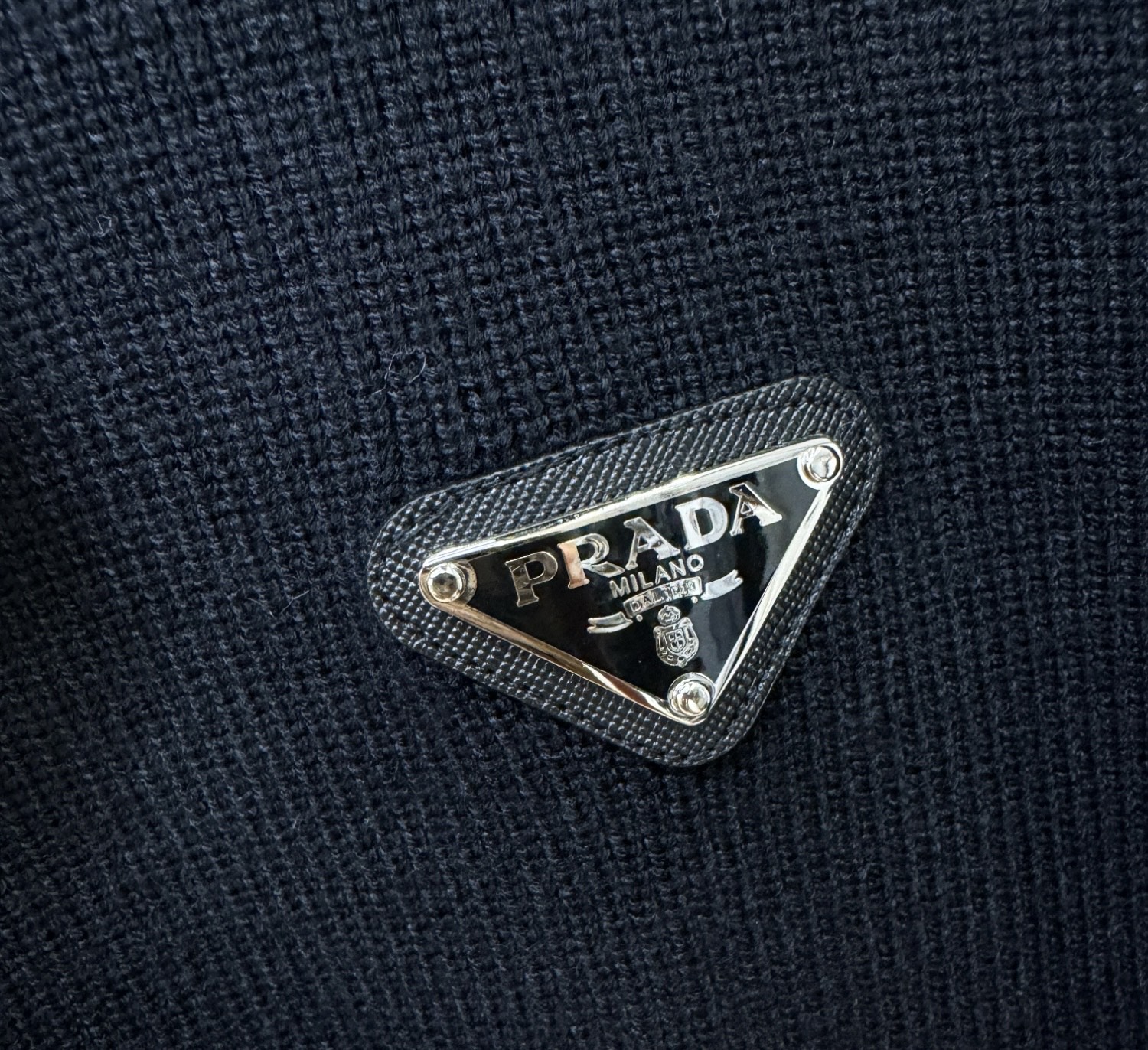 PRADA 普拉达 2025新款毛衣，胸前logo设计！贸易公司渠道稀出，同步官网发售！秋冬系列经典设计