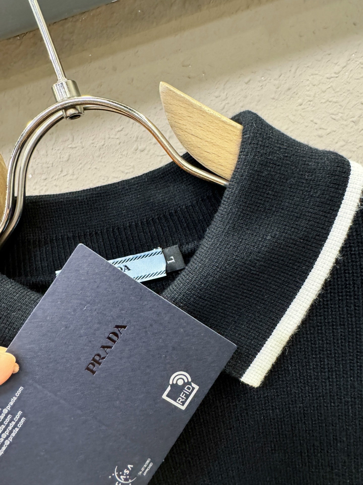 PRADA 普拉达 2025新款毛衣，胸前logo设计！贸易公司渠道稀出，同步官网发售！秋冬系列经典设计