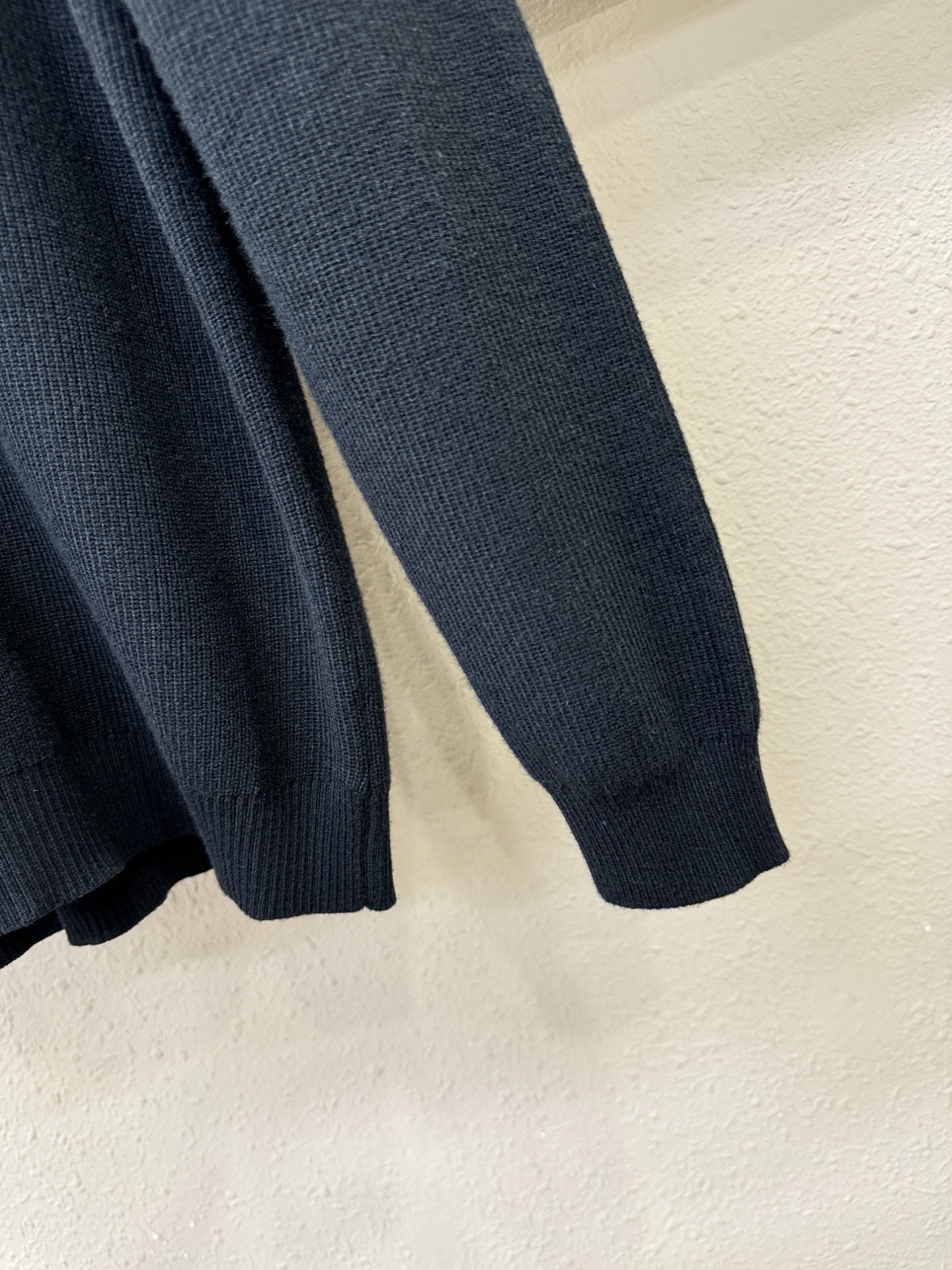 PRADA 普拉达 2025新款毛衣，胸前logo设计！贸易公司渠道稀出，同步官网发售！秋冬系列经典设计