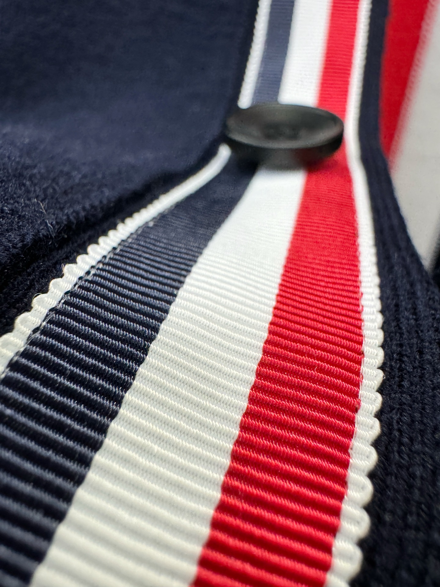 TB 2025新品爆款ss秋冬毛衣开衫 经典简约大气品牌图案设计针织毛衣，柔软细腻 非常舒服 。设计非常