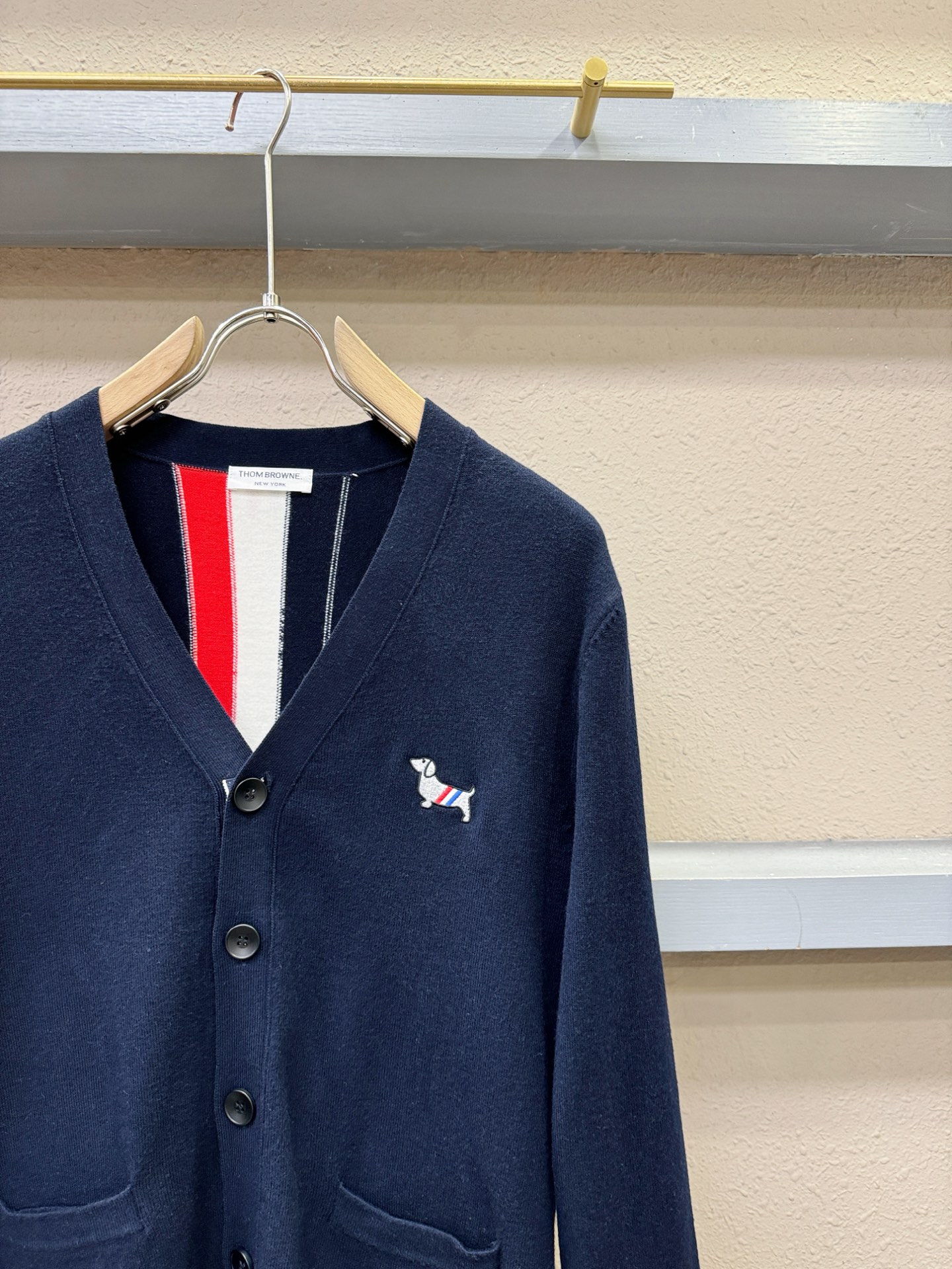 TB 2025新品爆款ss秋冬毛衣开衫 经典简约大气品牌图案设计针织毛衣，柔软细腻 非常舒服 。设计非常