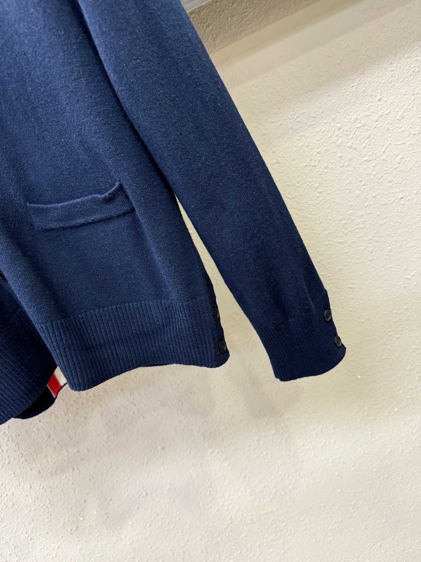 TB 2025新品爆款ss秋冬毛衣开衫 经典简约大气品牌图案设计针织毛衣，柔软细腻 非常舒服 。设计非常