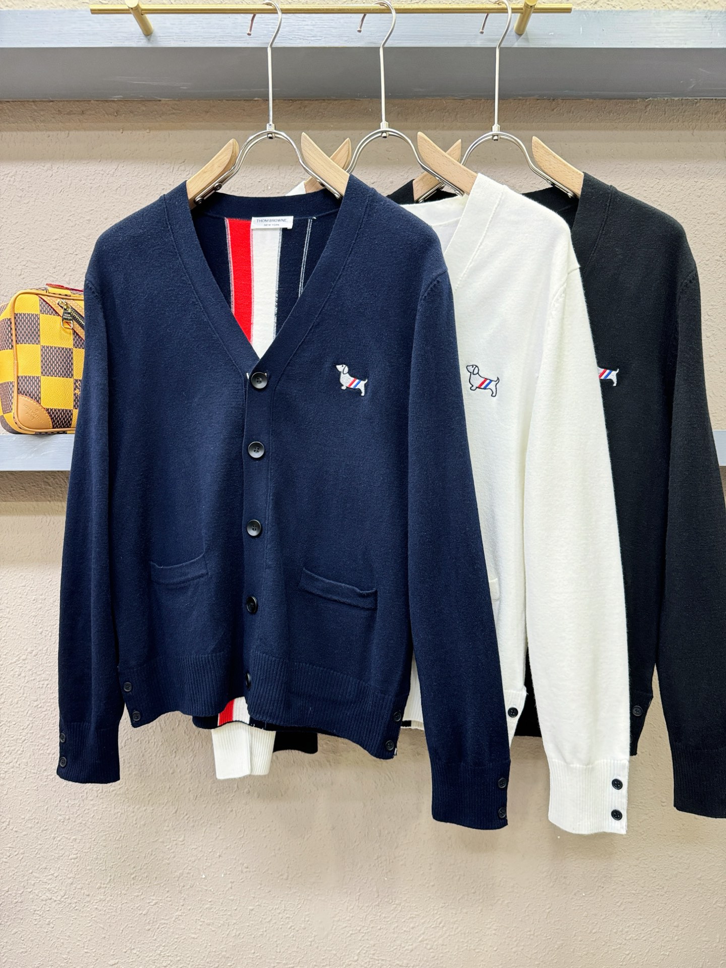 TB 2025新品爆款ss秋冬毛衣开衫 经典简约大气品牌图案设计针织毛衣，柔软细腻 非常舒服 。设计非常