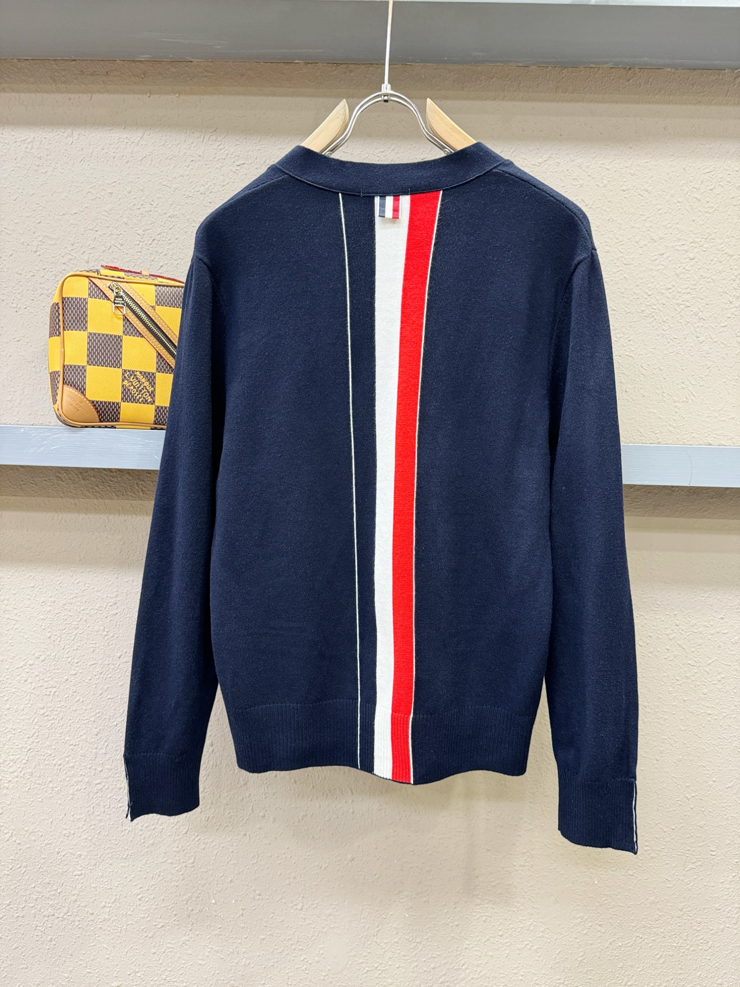 TB 2025新品爆款ss秋冬毛衣开衫 经典简约大气品牌图案设计针织毛衣，柔软细腻 非常舒服 。设计非常