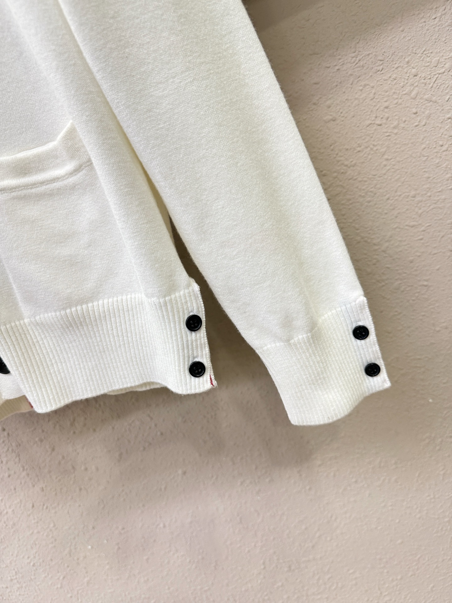 TB 2025新品爆款ss秋冬毛衣开衫 经典简约大气品牌图案设计针织毛衣，柔软细腻 非常舒服 。设计非常