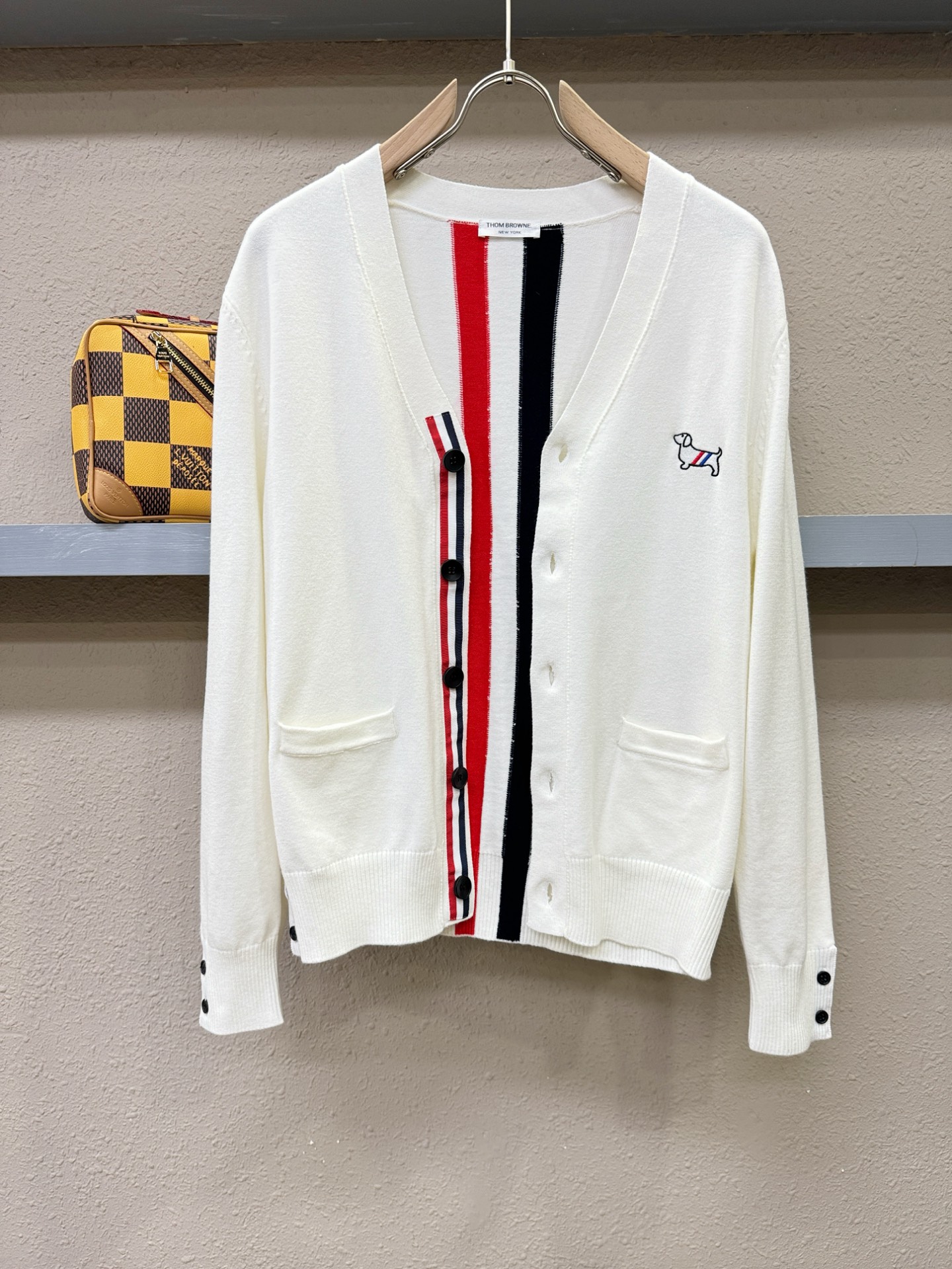 TB 2025新品爆款ss秋冬毛衣开衫 经典简约大气品牌图案设计针织毛衣，柔软细腻 非常舒服 。设计非常