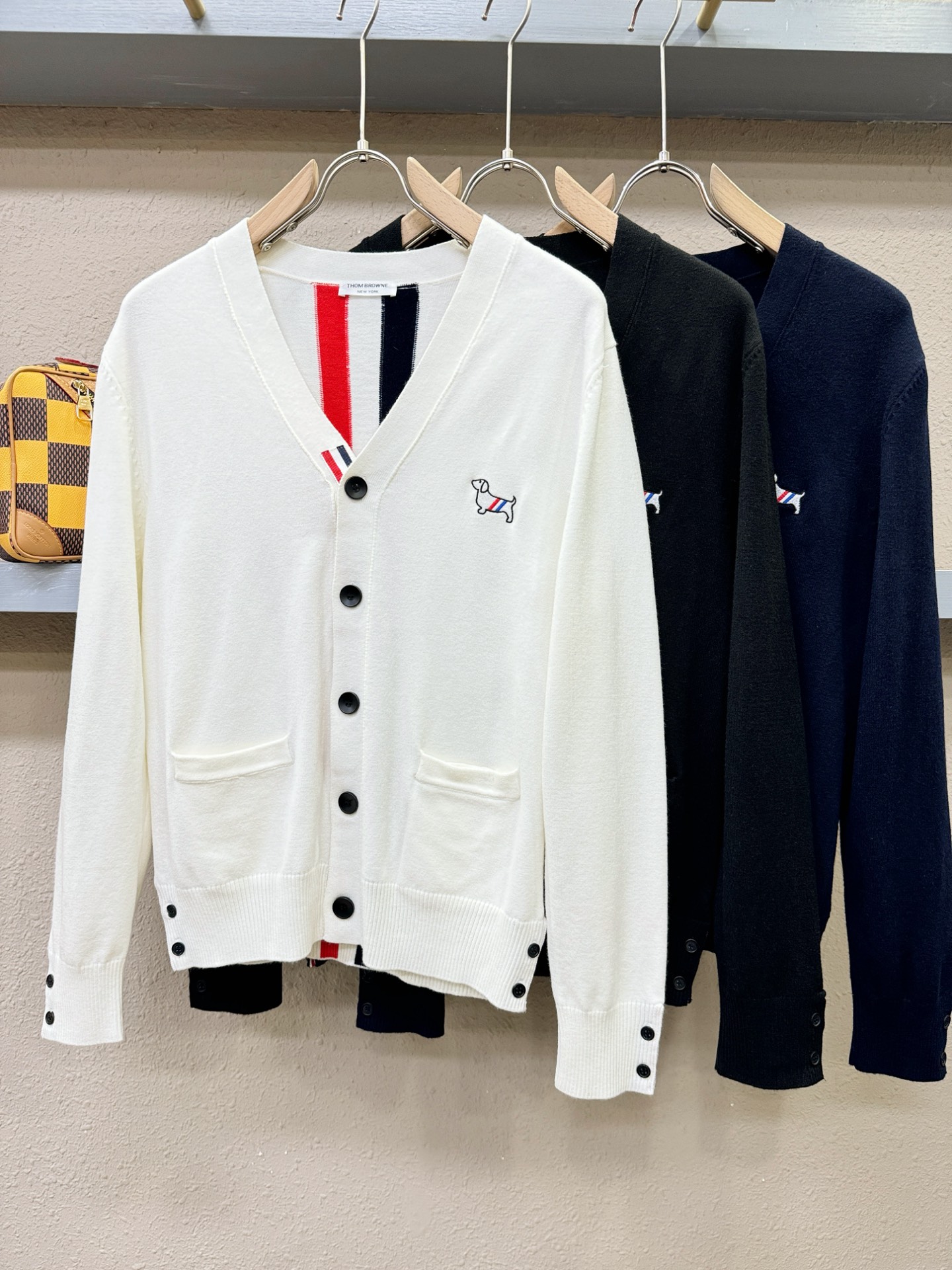 TB 2025新品爆款ss秋冬毛衣开衫 经典简约大气品牌图案设计针织毛衣，柔软细腻 非常舒服 。设计非常