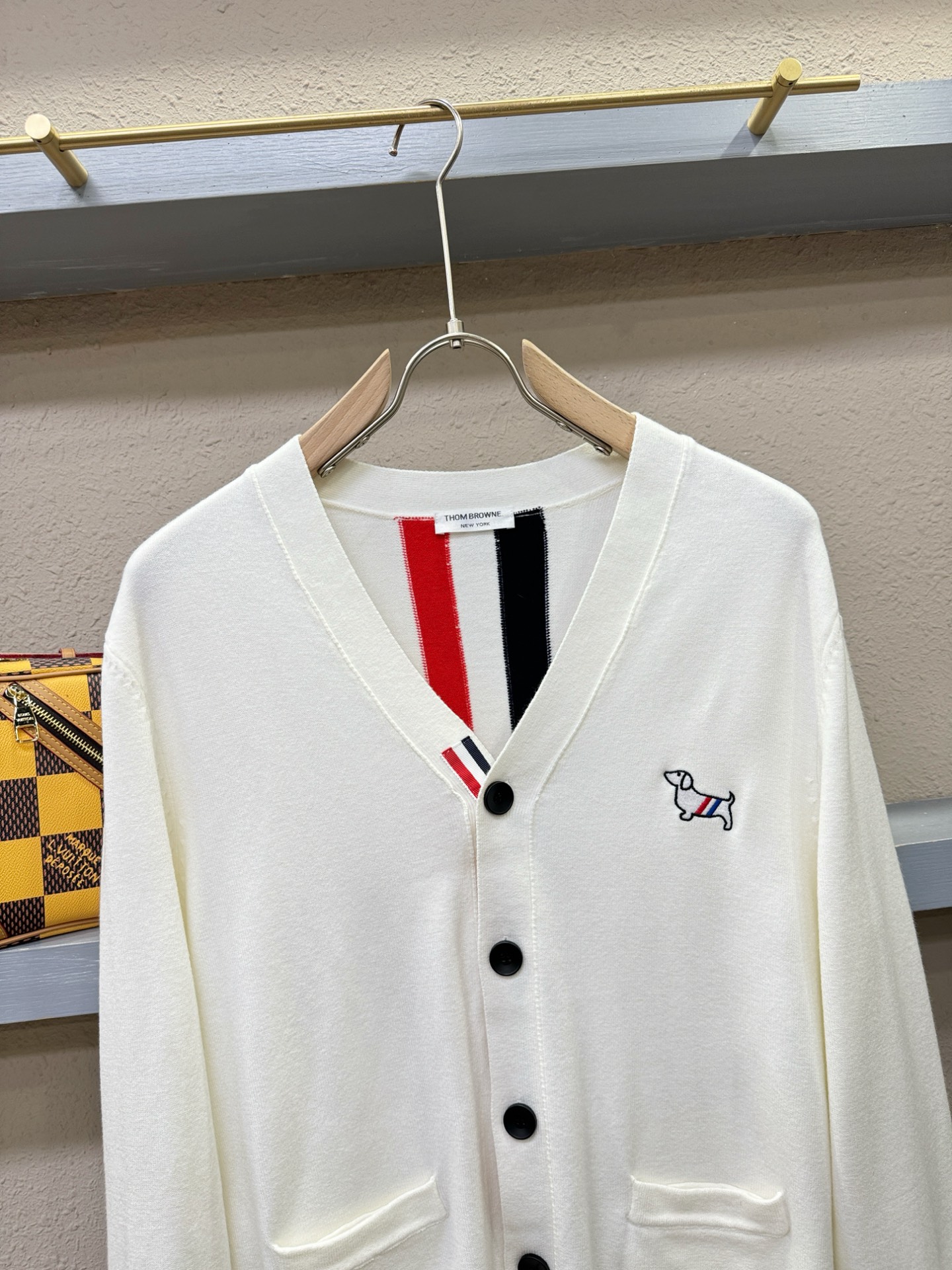 TB 2025新品爆款ss秋冬毛衣开衫 经典简约大气品牌图案设计针织毛衣，柔软细腻 非常舒服 。设计非常