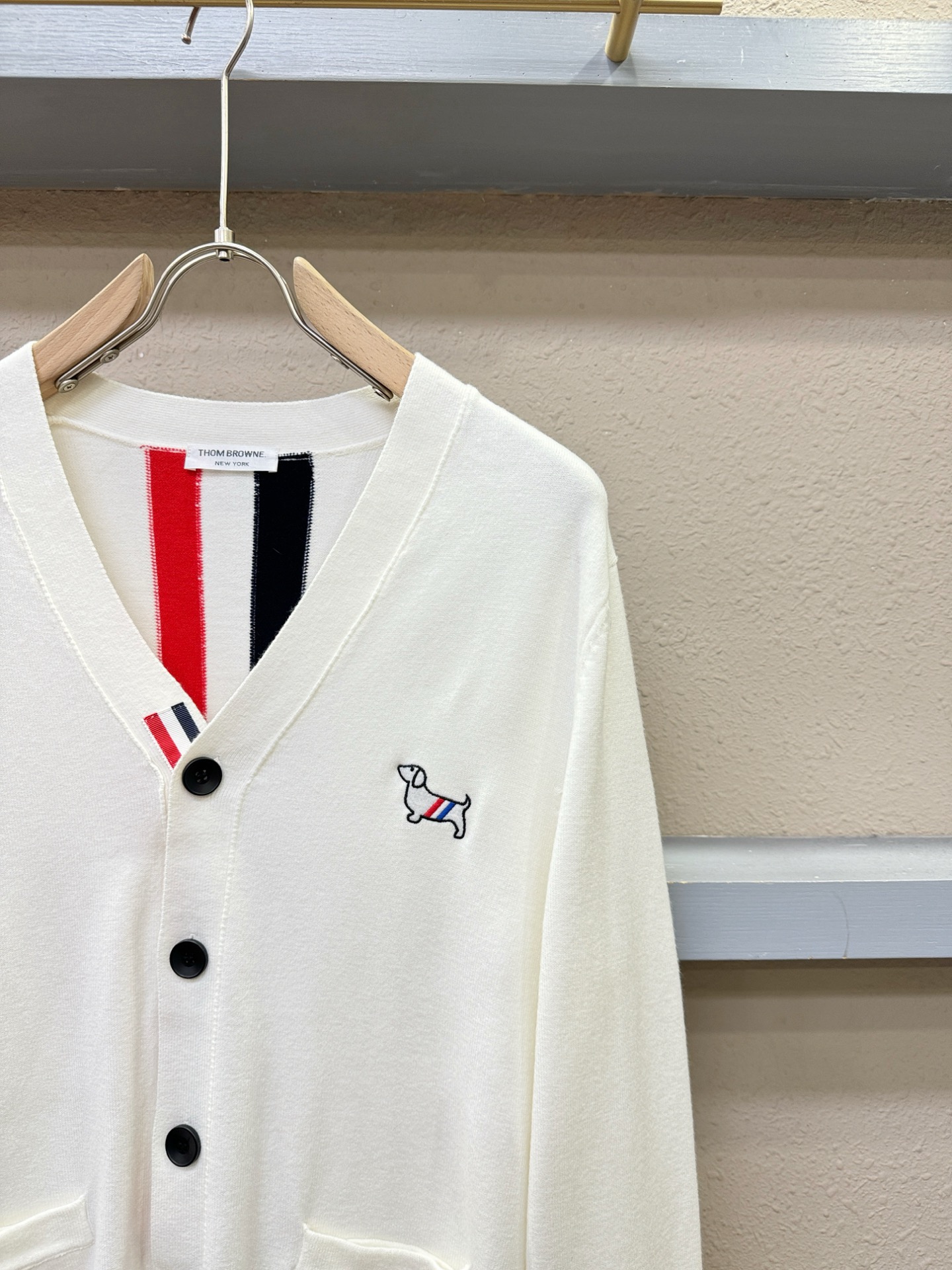 TB 2025新品爆款ss秋冬毛衣开衫 经典简约大气品牌图案设计针织毛衣，柔软细腻 非常舒服 。设计非常