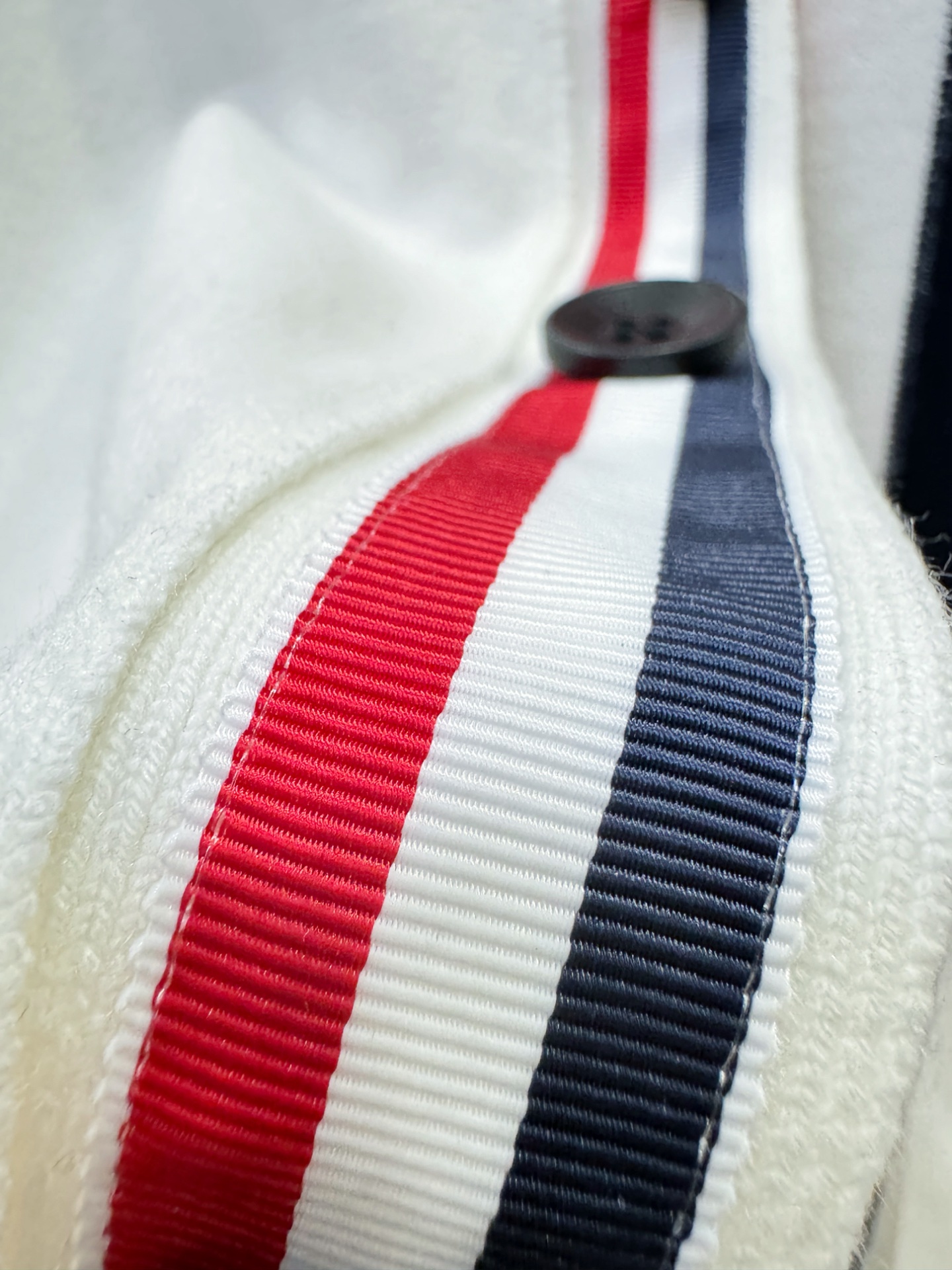 TB 2025新品爆款ss秋冬毛衣开衫 经典简约大气品牌图案设计针织毛衣，柔软细腻 非常舒服 。设计非常