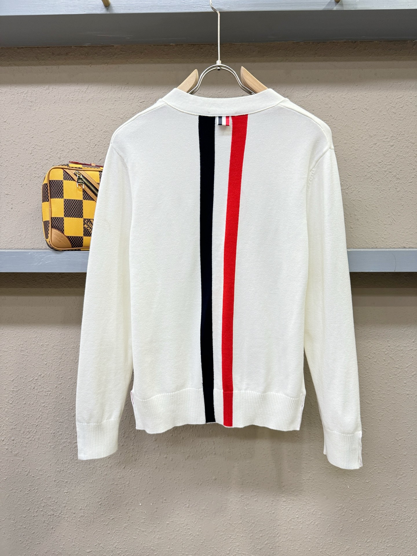 TB 2025新品爆款ss秋冬毛衣开衫 经典简约大气品牌图案设计针织毛衣，柔软细腻 非常舒服 。设计非常