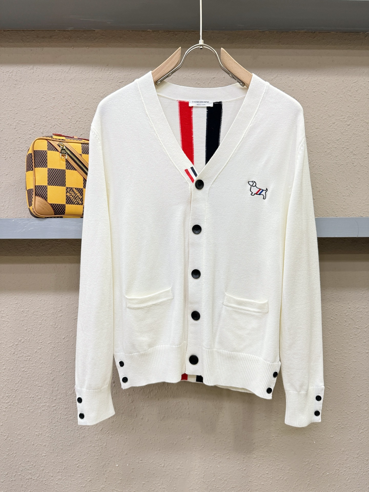 TB 2025新品爆款ss秋冬毛衣开衫 经典简约大气品牌图案设计针织毛衣，柔软细腻 非常舒服 。设计非常