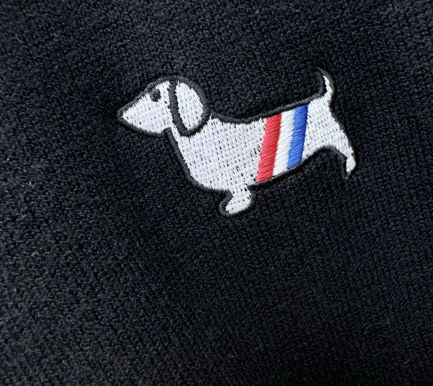 TB 2025新品爆款ss秋冬毛衣开衫 经典简约大气品牌图案设计针织毛衣，柔软细腻 非常舒服 。设计非常