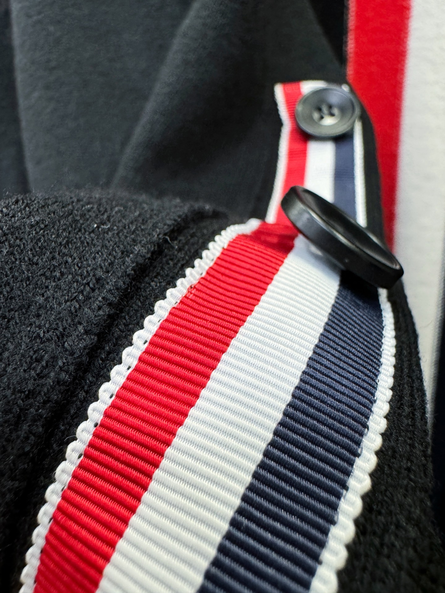 TB 2025新品爆款ss秋冬毛衣开衫 经典简约大气品牌图案设计针织毛衣，柔软细腻 非常舒服 。设计非常