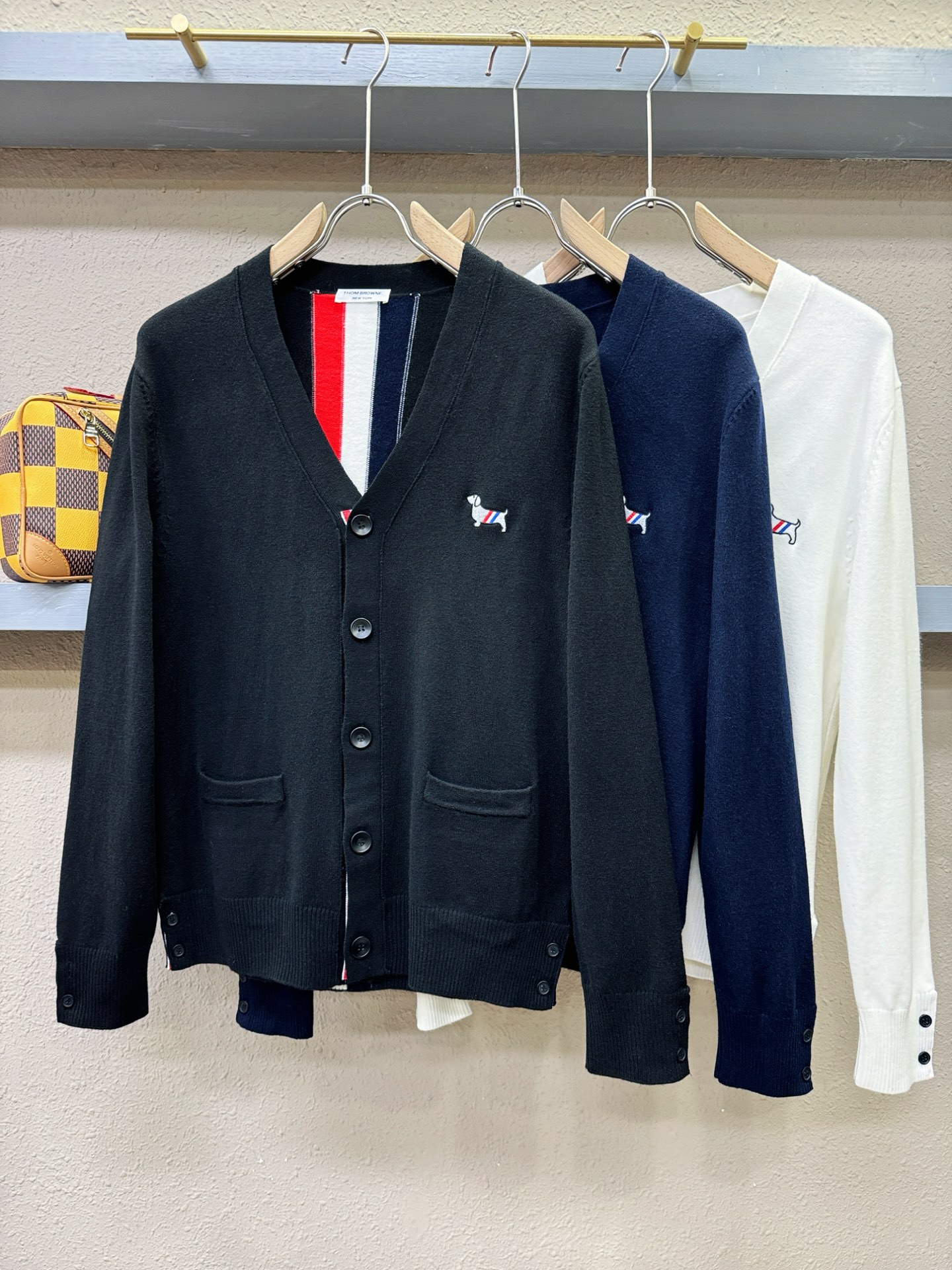 TB 2025新品爆款ss秋冬毛衣开衫 经典简约大气品牌图案设计针织毛衣，柔软细腻 非常舒服 。设计非常