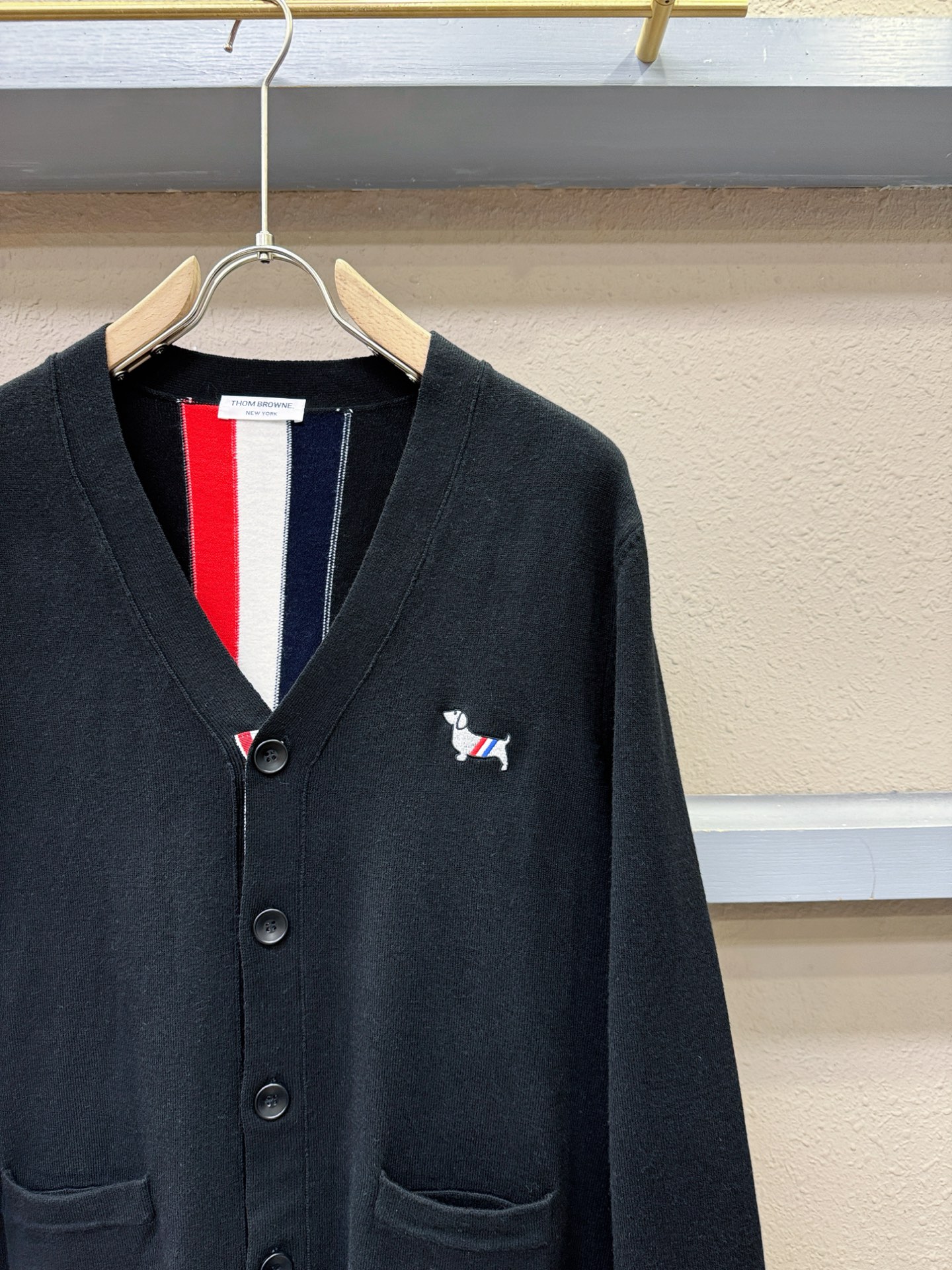 TB 2025新品爆款ss秋冬毛衣开衫 经典简约大气品牌图案设计针织毛衣，柔软细腻 非常舒服 。设计非常