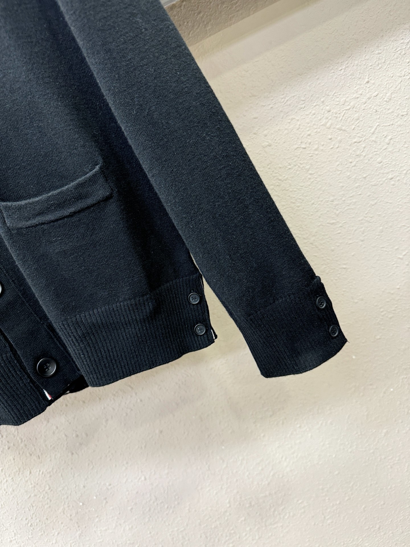 TB 2025新品爆款ss秋冬毛衣开衫 经典简约大气品牌图案设计针织毛衣，柔软细腻 非常舒服 。设计非常