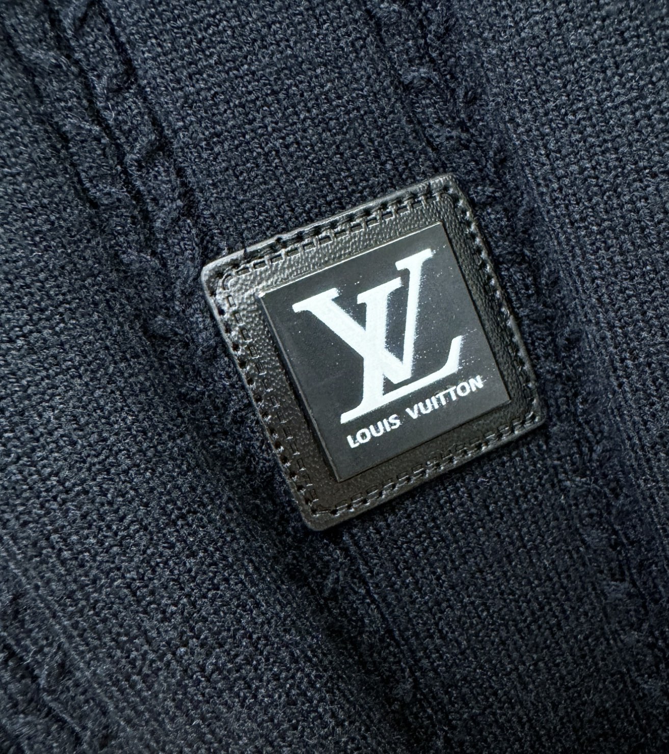 LV路易威登 2025新款毛衣，胸前logo设计！贸易公司渠道稀出，同步官网发售！秋冬系列经典设计！此款