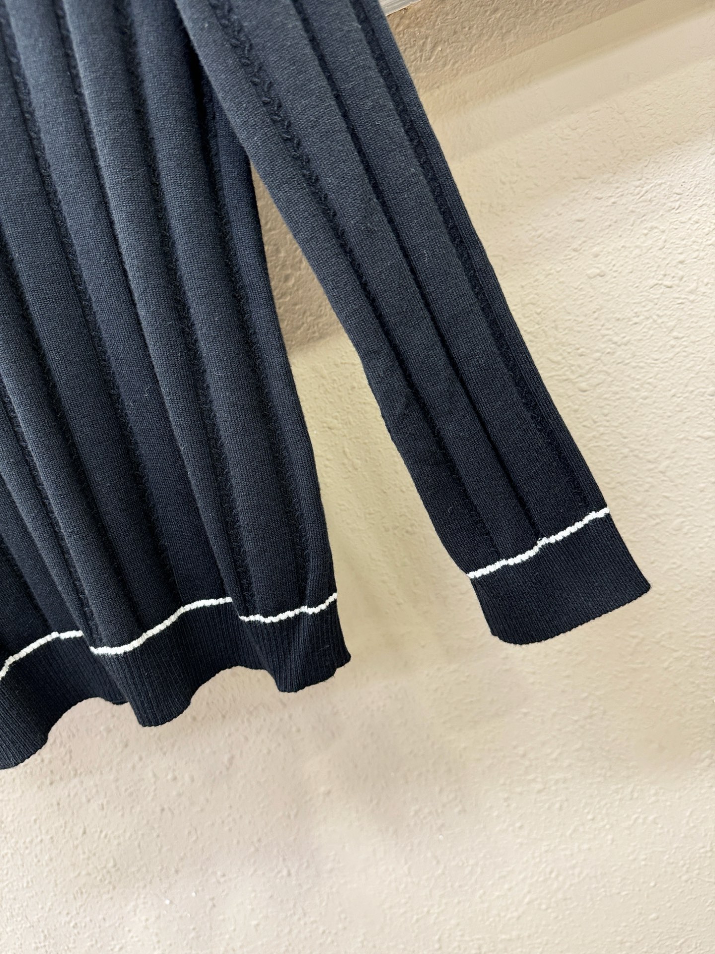 LV路易威登 2025新款毛衣，胸前logo设计！贸易公司渠道稀出，同步官网发售！秋冬系列经典设计！此款