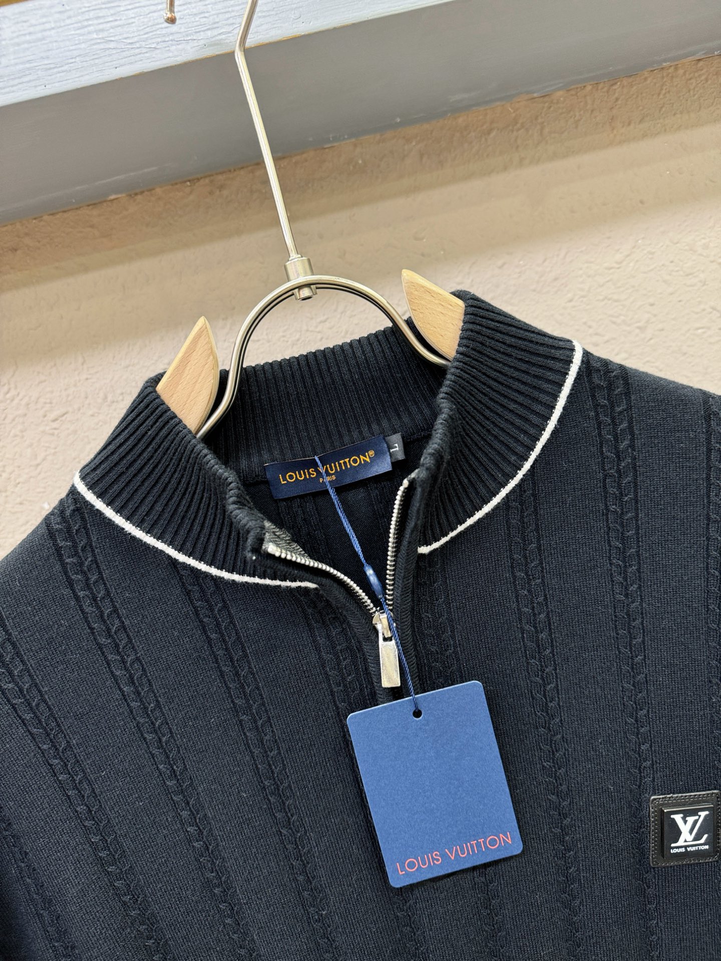 LV路易威登 2025新款毛衣，胸前logo设计！贸易公司渠道稀出，同步官网发售！秋冬系列经典设计！此款