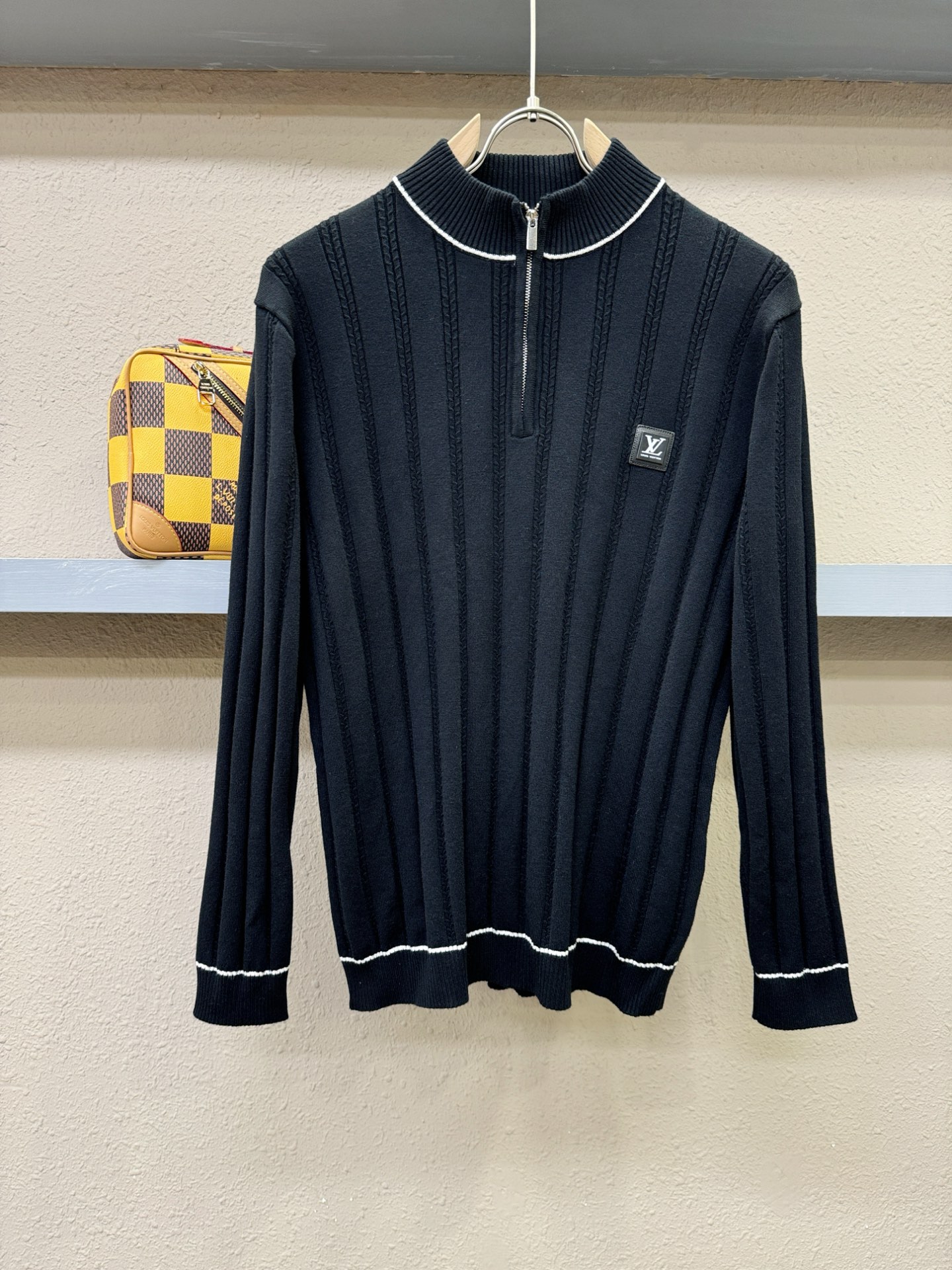 LV路易威登 2025新款毛衣，胸前logo设计！贸易公司渠道稀出，同步官网发售！秋冬系列经典设计！此款