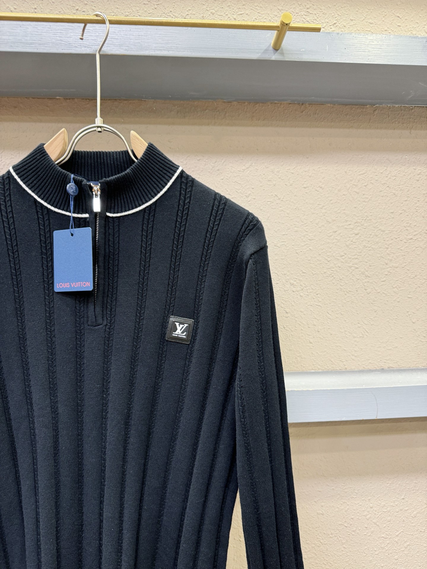 LV路易威登 2025新款毛衣，胸前logo设计！贸易公司渠道稀出，同步官网发售！秋冬系列经典设计！此款