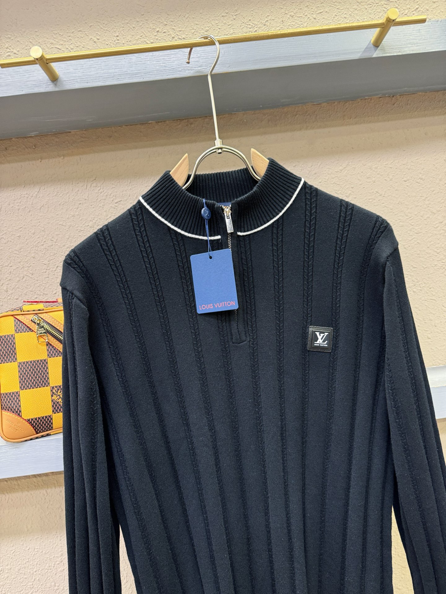 LV路易威登 2025新款毛衣，胸前logo设计！贸易公司渠道稀出，同步官网发售！秋冬系列经典设计！此款