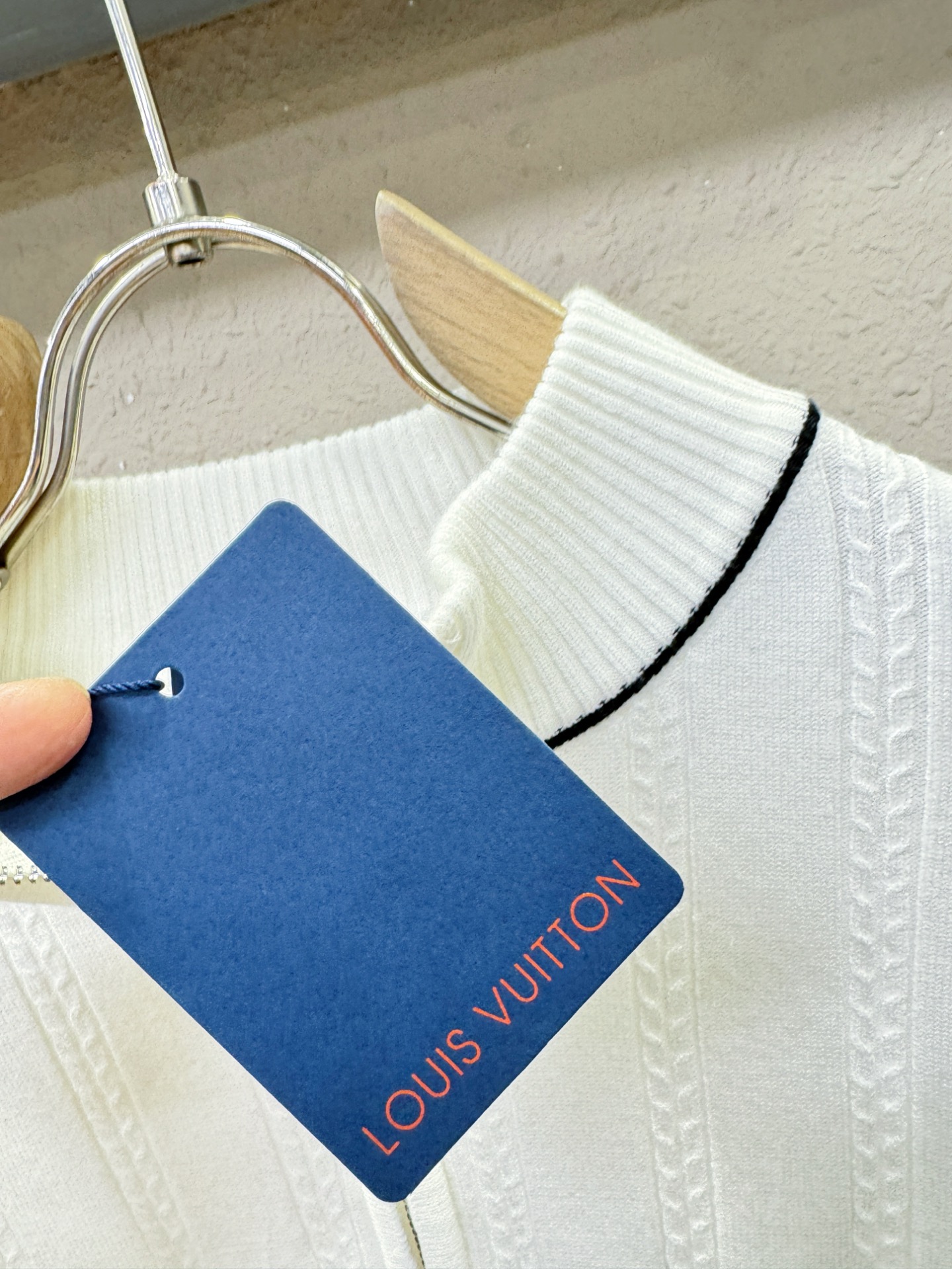 LV路易威登 2025新款毛衣，胸前logo设计！贸易公司渠道稀出，同步官网发售！秋冬系列经典设计！此款