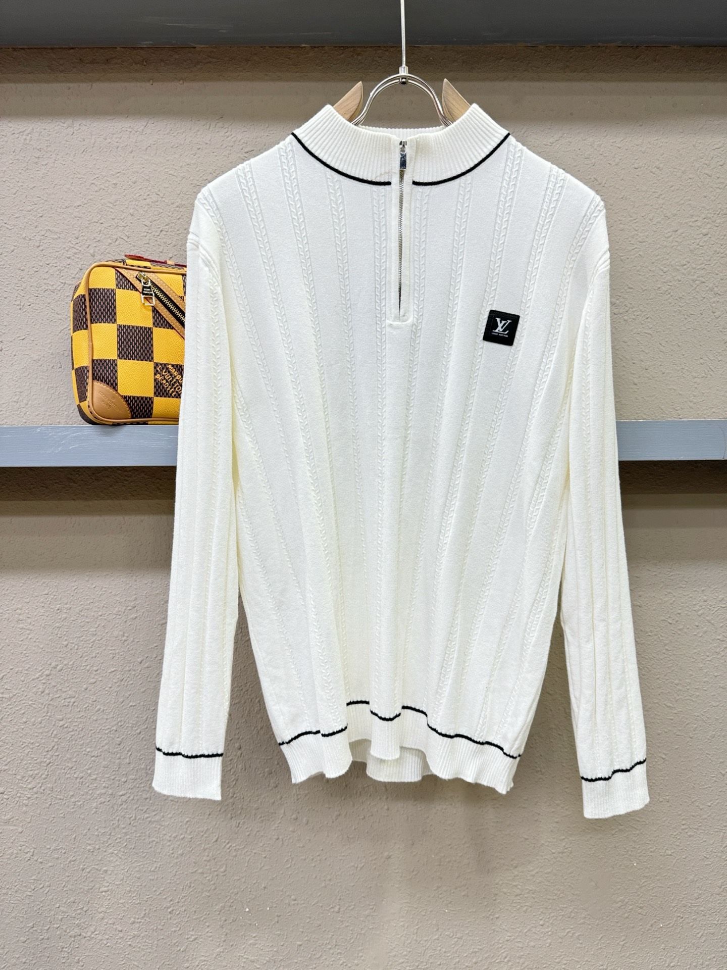 LV路易威登 2025新款毛衣，胸前logo设计！贸易公司渠道稀出，同步官网发售！秋冬系列经典设计！此款