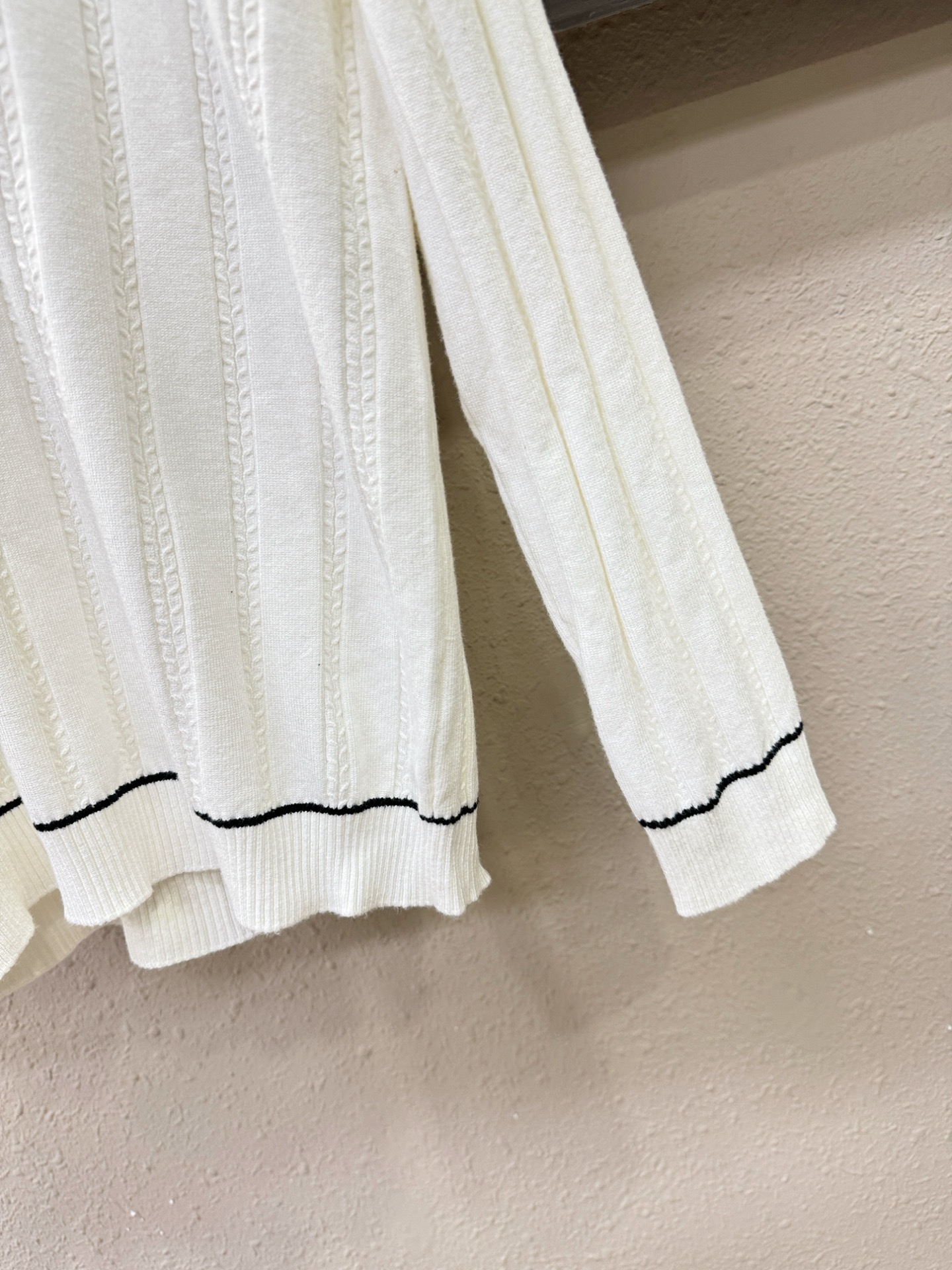 LV路易威登 2025新款毛衣，胸前logo设计！贸易公司渠道稀出，同步官网发售！秋冬系列经典设计！此款